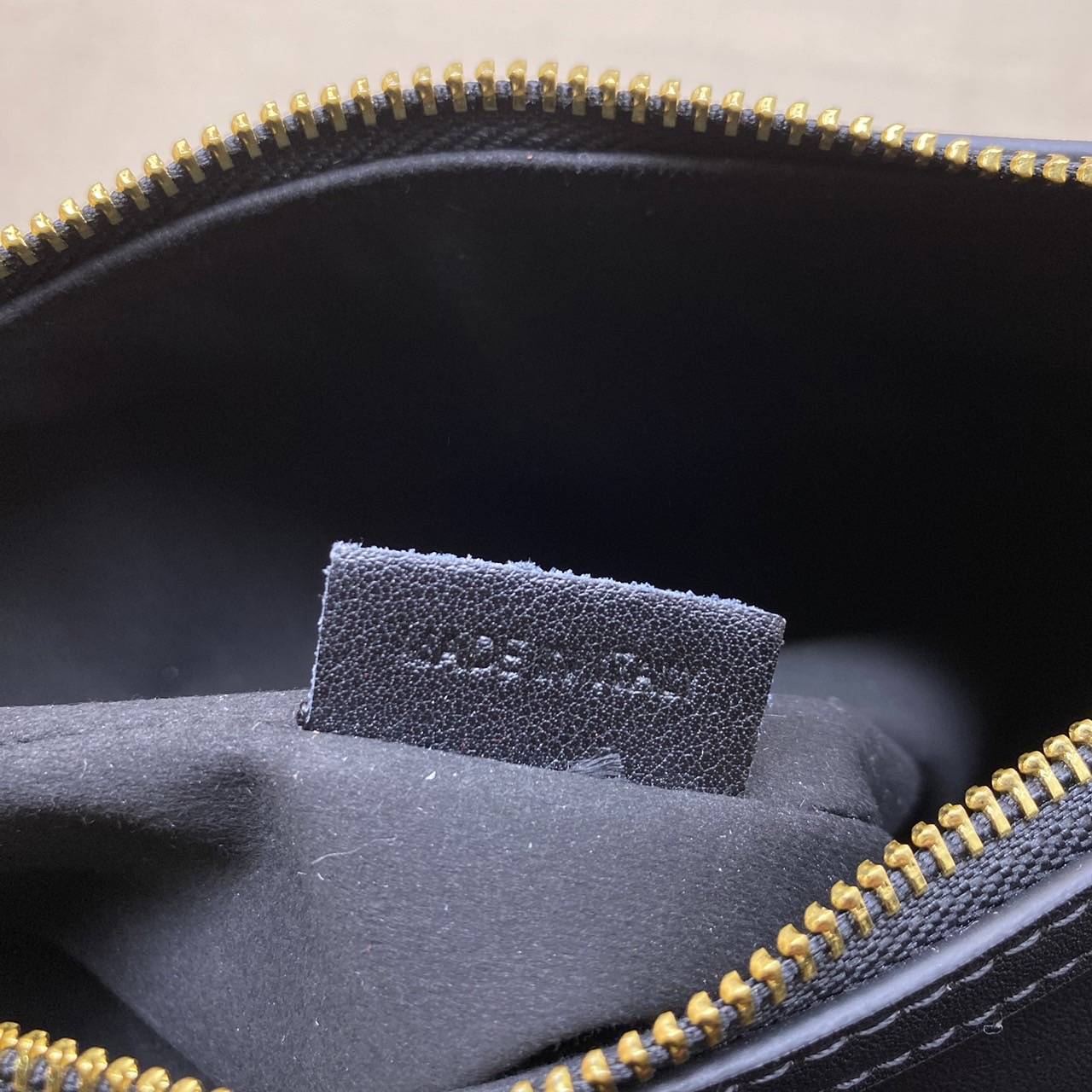 CELINE HOBO / CELINE HELOISE BAG IN SUPPLE CALFSKIN ไปตามตาลิซกัน ^^ เดอะเบสท์เซลเลอร์ต้องยกให้ กับกระเป๋าสะพาย ฟังก์ชั่นสุดเลิศ