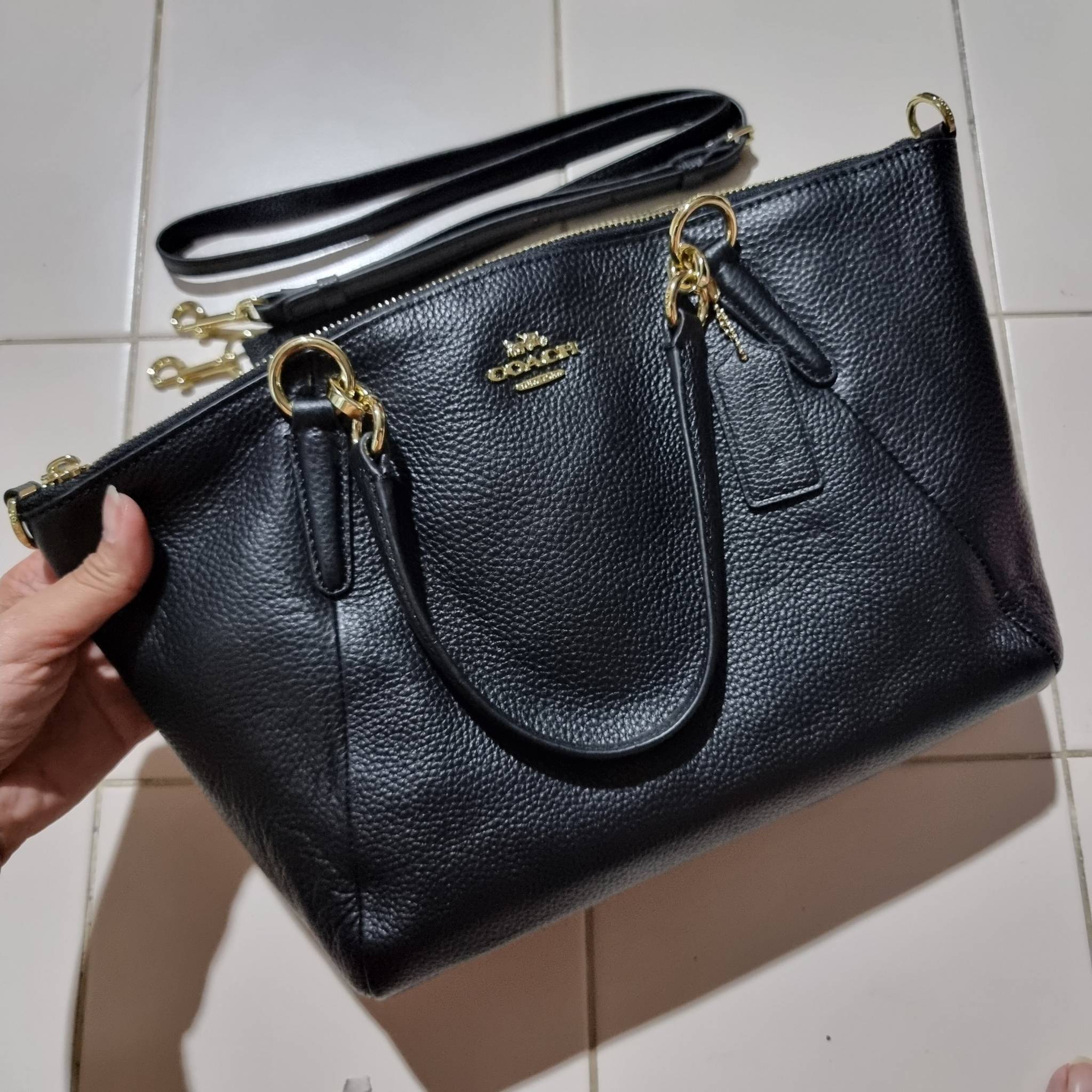 COACH F36675 SMALL KELSEY SATCHEL กระเป๋าถือ/สะพายข้าง ทรงพัดรุ่นคลาสสิค ขายดีทุกรอบ ด้วยรูปทรงที่สวย ใช้งานง่าน มีหูจับในตัว และสายครอสมาให้ วัสดุหนัง pepble สัมผัสดี (หนังจะมีรอยกดทับบ้าง ใช้งานเรื่อยๆหนังจะฟูขึ้นปกติ) เปิด-ปิดด้วยซิป รูดใช้งานง่าย ภายใ