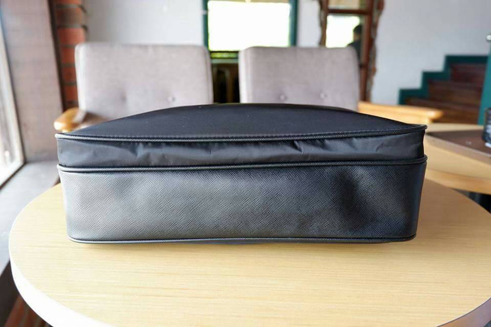 Prada tote bag เอาใจหนุ่มๆ สำหรับ messenger bag เป็นผ้าไนล่อนนาโน ตัวกระเป๋าขนาดกำลังดี สีดำสวยมาก สะพายไปทำงาน หรือเรียน เท่ห์ และคลาสสิคสุดๆ ค่ะ ✔น้ำหนักเบา จุของคุ้ม สายยาว ปรับได้ free size ✔สามารถสะพาย crossbody ได้ ใบนี้ห้ามพลาดเลย