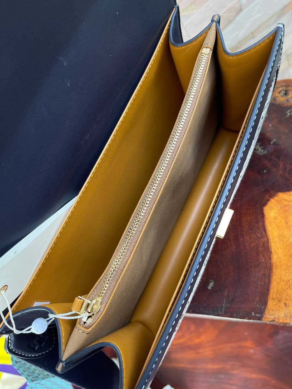 ของแท้ 💯% 】Tory burch t monogram jacquard shoulder bag คอลเลคชั่น T Monogram สำหรับคอลเลคชั่นฤดูใบไม้ผลิ 2021 เราสร้างสรรค์ลายโมโนแกรมที่ได้รับแรงบันดาลใจมาจากลวดลายการถักทอผ้าห่มของชาว Pennsylvania Dutch แบบดั้งเดิม