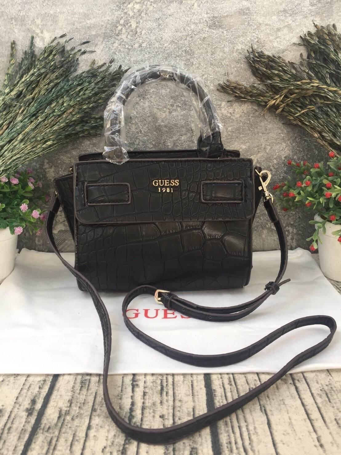 GUESS Cate Mini Series Crocodile New Collection!! กระเป๋าถือหรือสะพายลายหนังจระเข้สวยอยู่ทรง ดีไซน์หรูหรา เปิดปิดด้วยซิปคุณภาพดี ภายในโล่งจุพอประมาณ มีช่องซิปเล็กเปิดปิดง่าย ผ้าบุลายแบรนด์สวย สายสะพายปรับระดับได้ รุ่นนี้สวย หายาก ใช้ได้หลายโอกาสแน่นอน สาว