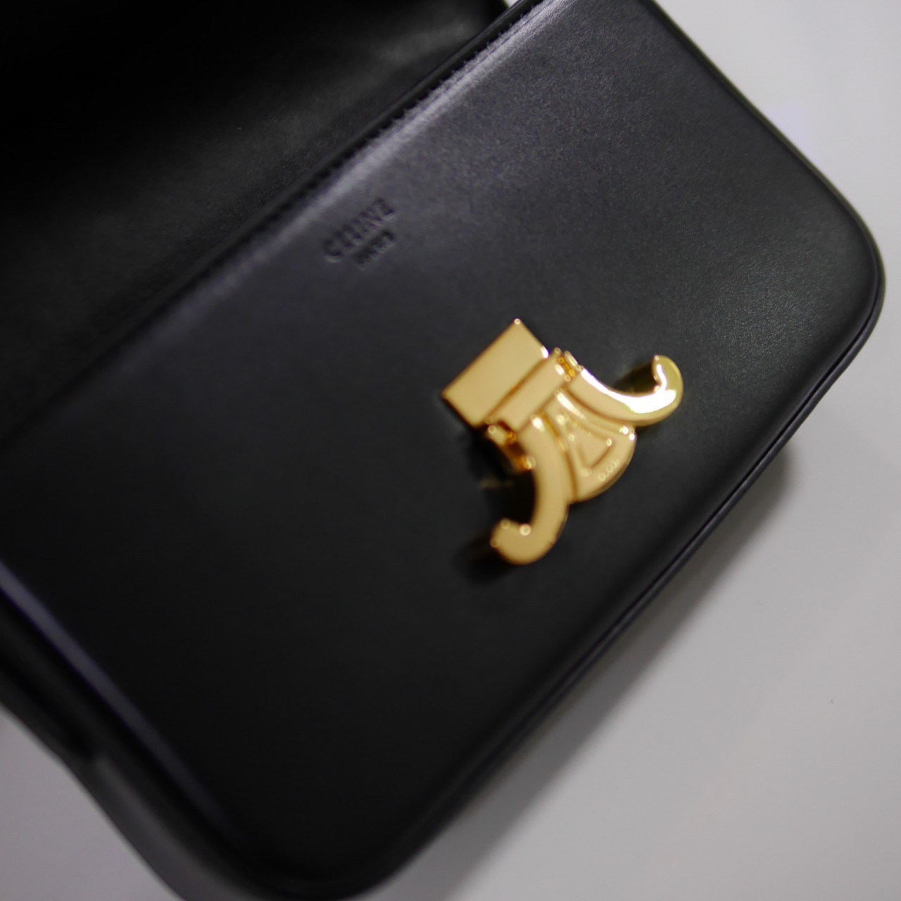 พร้อมส่งที่ไทยแล้วกับ CELINE TRIOMPHE SHOULDER BAG หนังทั้งใบลายสวยหรู ด้านในเปิดด้วยด้วยที่บีบโลโก้อะไหล่ทอง จุของได้กำลังดี ใส่โทรศัพท์ กระเป๋าสตางค์ใบสั้น ของจุกจิกได้ เหมาะกับสาวๆในวัน