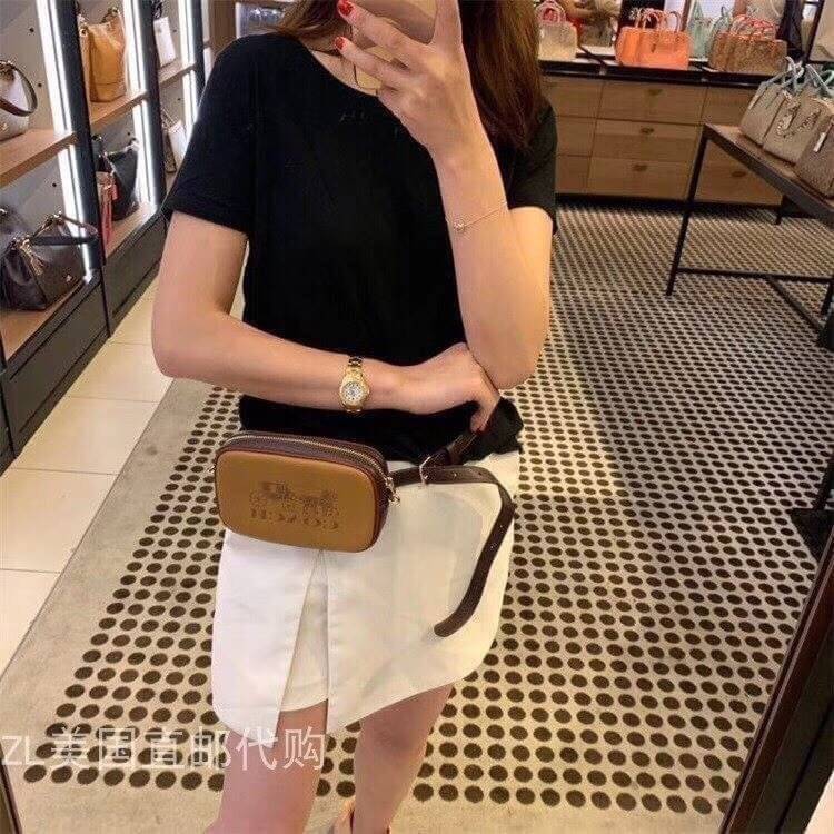 COACH JES CONVERTIBLE BELT BAG IN COLORBLOCK 2IN1 !! กระเป๋าคาดอก/สะพายข้าง ใช้ได้ถึง 2 แบบ!! คุ้มค่ามากที่สุด!! วัสดุหนัง pepble ดีไซน์เรียบ แต่หรู ภายในเป็นช่องโล่ง ใบนี้สาวๆที่ไม่ชอบพกของเยอะ เหมาะมากๆน้า 🙇♀️ ของดีราคาจับต้องได้ ไอเท็มนี