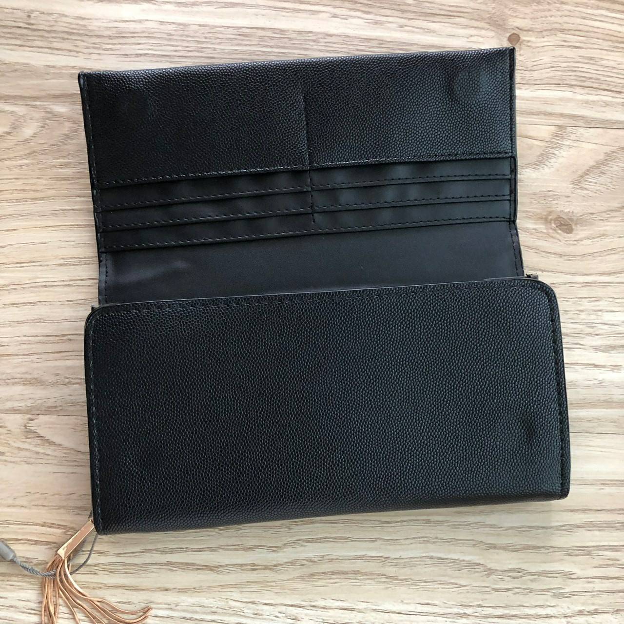 Charles & Keith Basic Long Wallet กระเป๋าสตางค์ใบยาว ตกแต่งด้วยพู่ เปิด – ปิดกระเป๋าด้วยเเม่เหล็กแบบซ่อน ภายในมีช่องใส่บัตร ช่องซิปใส่เหรียญ และช่องใส่ธนบัตร ใส่ iPhone Plus ได้ค่ะ ด้านหลังมีช่อง 1 ช่อง