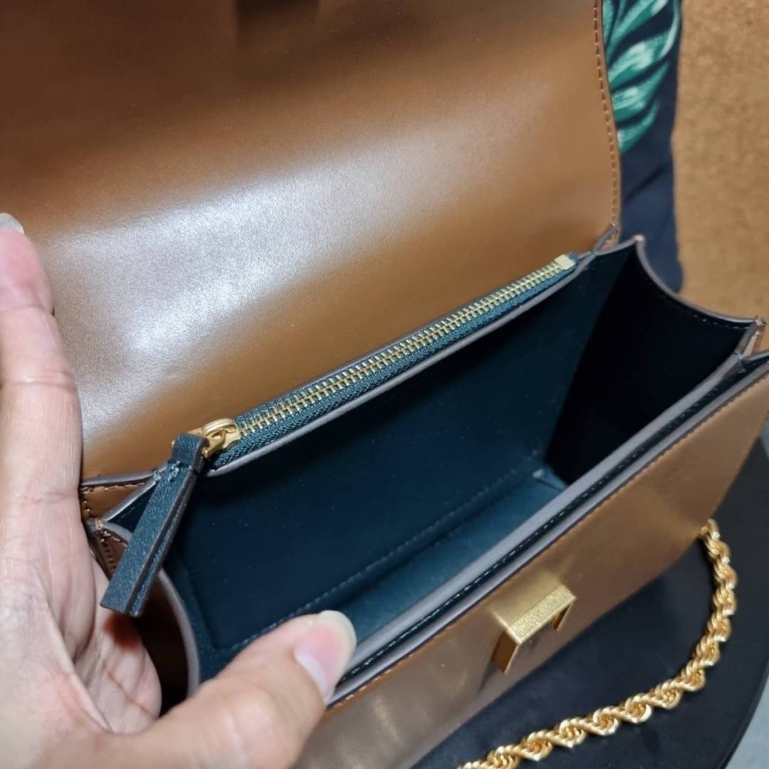 TORY BURCH ELEANOR SMALL CONVERTIBLE SHOULDER BAG ฮอตไอเท็ม รุ่นนี้ขายดีขายหมด สวยหรู คุณหนู ผู้ดี!! หายากมากแล้วน้า กระเป๋าสะพายข้าง ดีไซน์อยู่ทรง ขนาดกำลังสะดวกใช้สำหรับสาว วัสดุหนังแท้เต็มใบ สีทูโทน เปิด-ปิดด้วยแถบแม่เหล็ก ภายในแบ่งสัดส่วนได้เป็นอย่างด