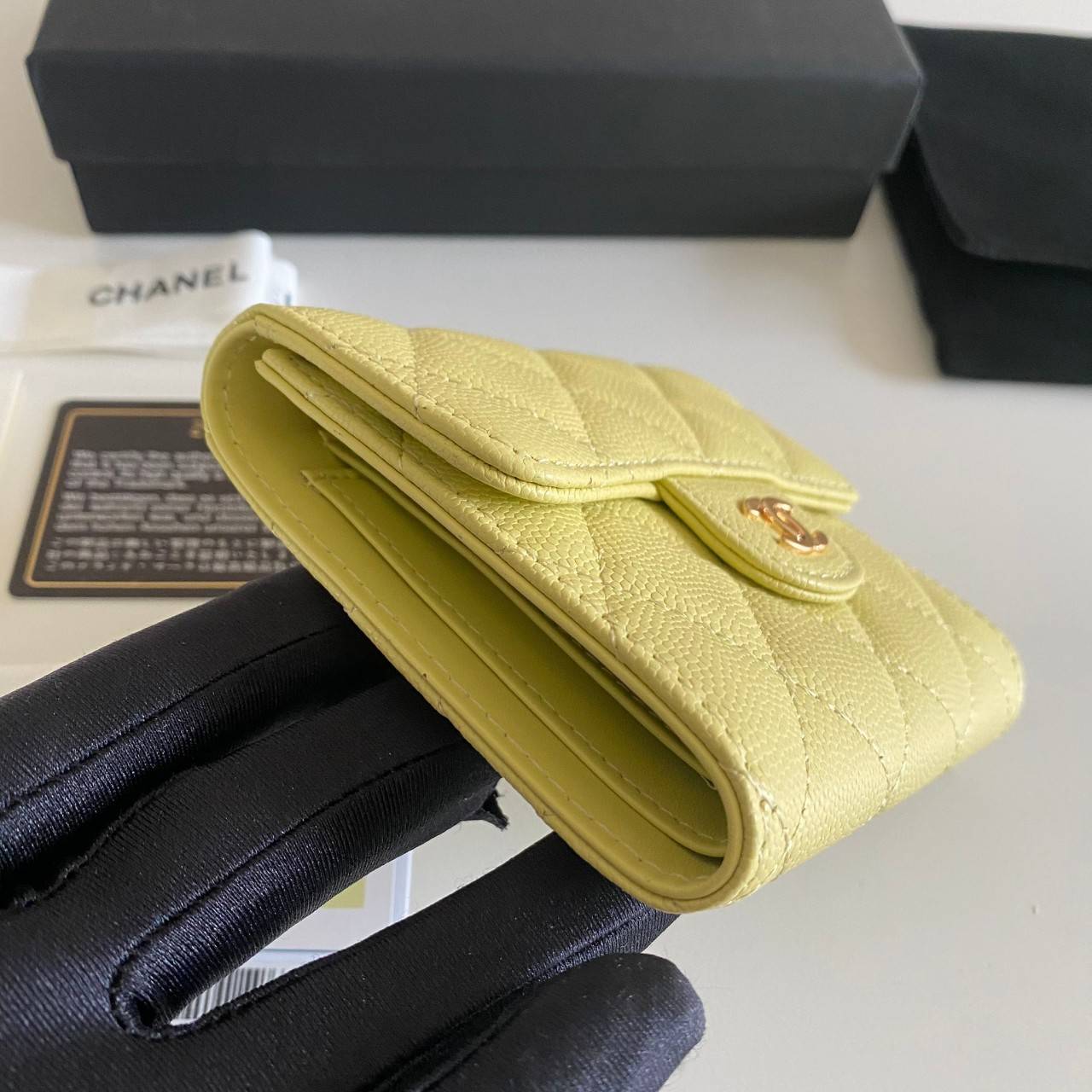 หนังแท้ Chanel Classic small wallet caviar 3 พับ พร้อมส่งที่ไทย รุ่นยอดนิยมไอเท็มฮิตวัสดุหนังแท้คาเวียร์สวยคลาสสิคเปิดปิดด้วยฝาปิดกระดุมด้านหน้ามีโลโก้แบรนด์อะไหล่ทองสวยหรูดูดี ตัวจริงสวยน่าใช้ Chanel mini นาทีนี้กำลัง in สุดๆ ภาพสินค้าถ่ายจากงานขายจริง ใ