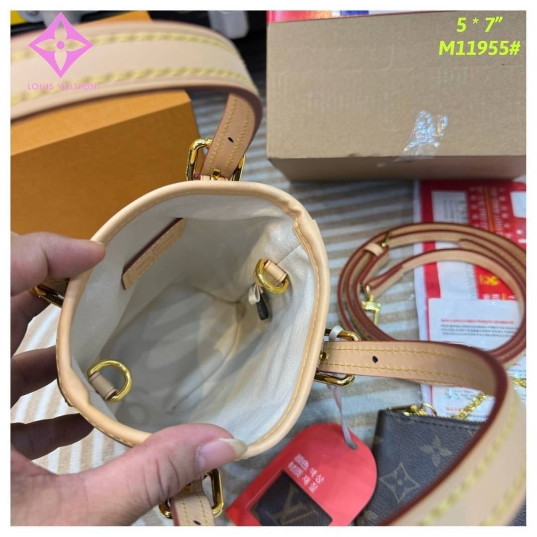 LV Mini Bucket Vintage Bag กระเป๋าสะพายทรงบัคเก็ตวินเทจ ขนาดเล็กน่ารัก พร้อมใบเล็ก สวยหรูดูผู้ดี ภายในโล่งกว้าง ใบลูกจะคล้องติดกัน หรือแยกออกแล้วสะพายเดี่ยวๆก็เลิศ น้องใหม่น่ารักสุดคุ้มขนาดนี้ ต้องตำแล้วน้า