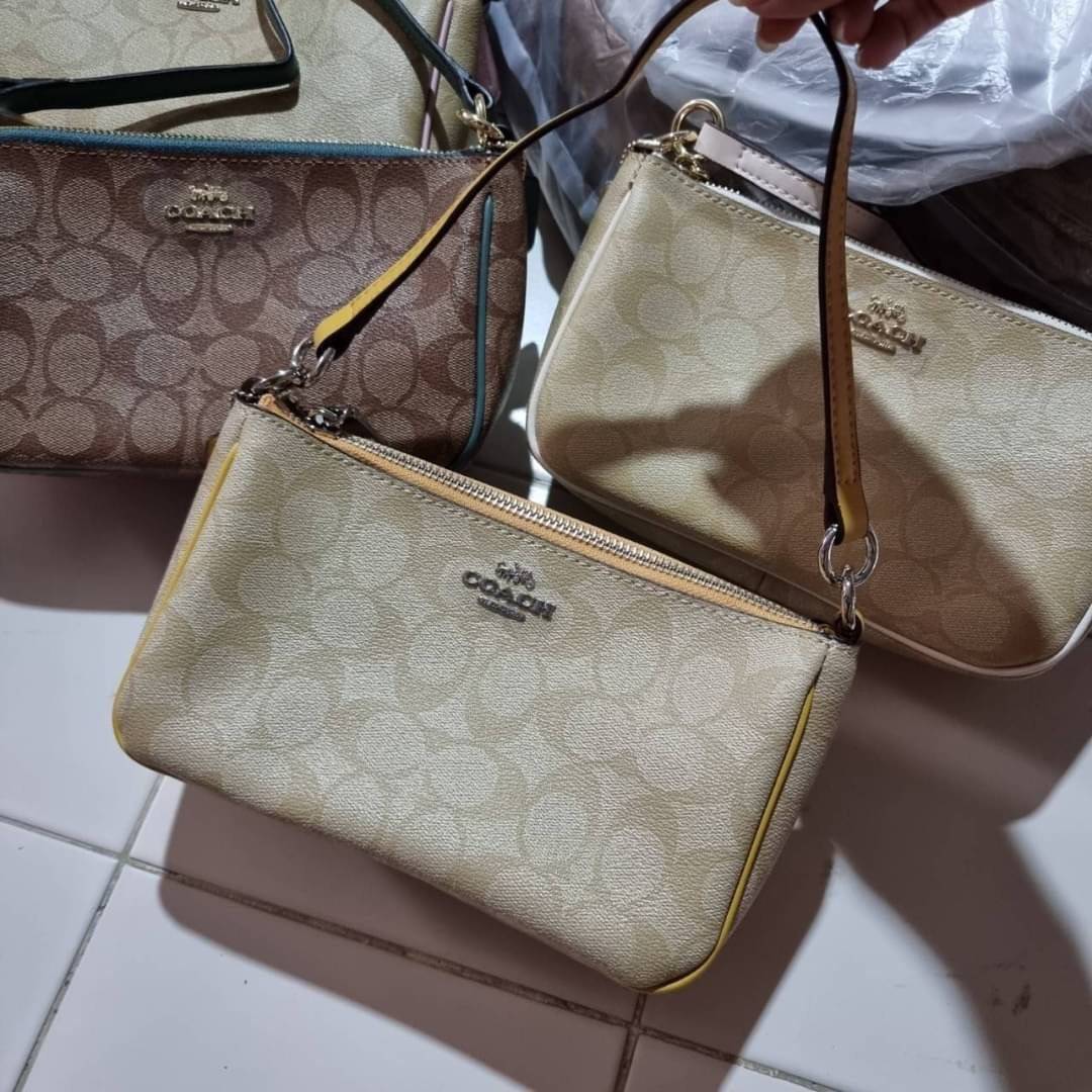 COACH F58321 TOP HANDLE POUCH อีกรุ่นฆ่าไม่ตาย!! 😎 ขายดีขายหมด ขายรวยขายปังๆ!! กระเป๋าพอชจากโค้ช ทรงใช้งานง่าย สะดวก กะทัดรัด วัสดุหนังแคนวาสเคลือบคุณภาพดี มาพร้อมสายคล้องในตัว และสายสะพาย crossbody ปรับเปลี่ยนได้ตามสไตล์ อีกหนึ่งไอเท็มที่สาวๆต้อง