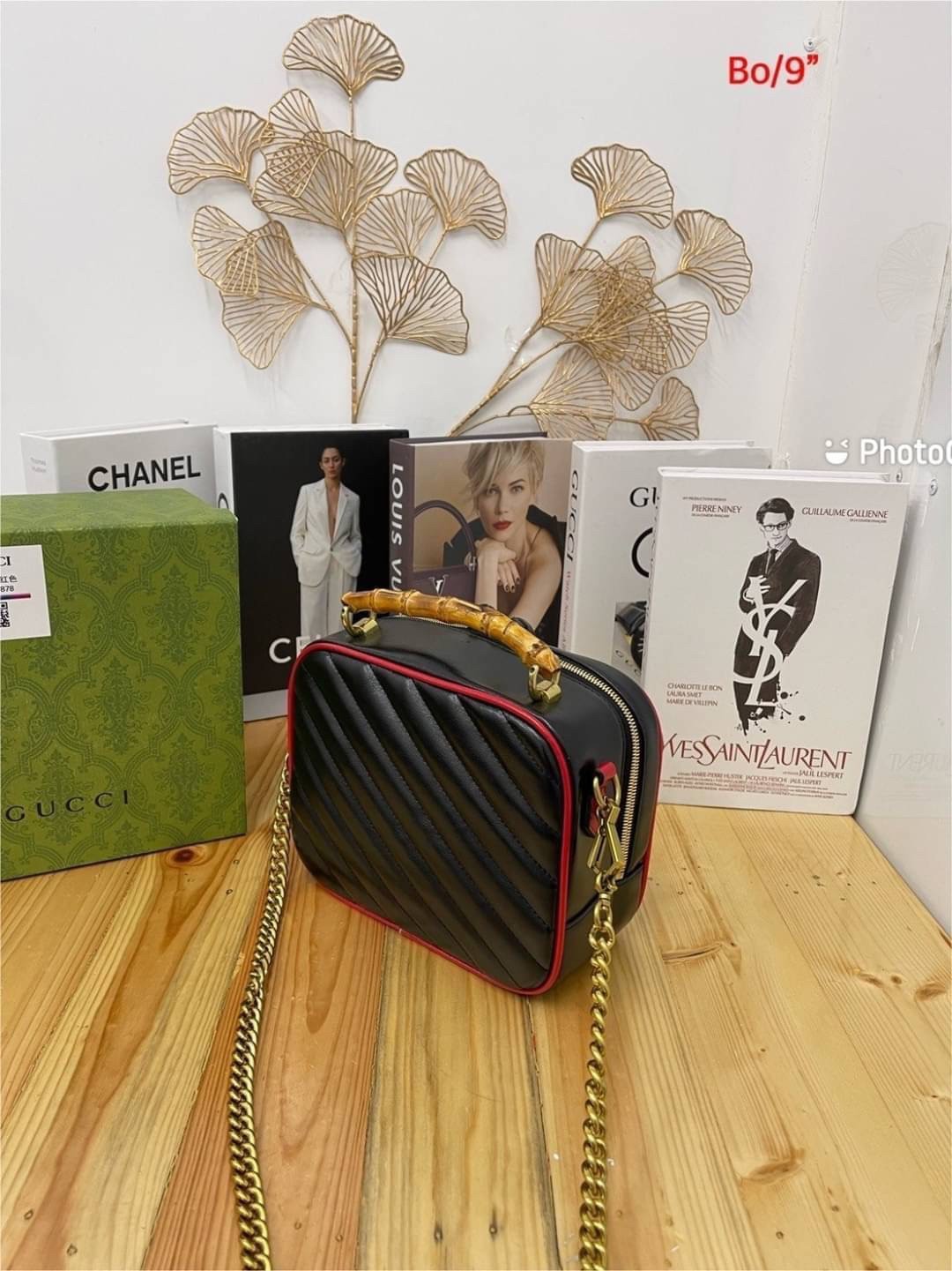 GUCCI GG MARMONT WITH BAMBOO / Gucci bamboo handle Marmont shoulder bag กระเป๋าสะพายดีไซน์ล้ำ โดดเด่นด้วยรูปทรงและมือจับ bamboo ที่ไม่เหมือนใคร สีโทนดำตัดขอบแดง โดดเด่น ใช้งานได้ทุกสถานการณ์ หยิบใช้วันไหนๆ ก็ตอบโจทย์ได้หมดน้า