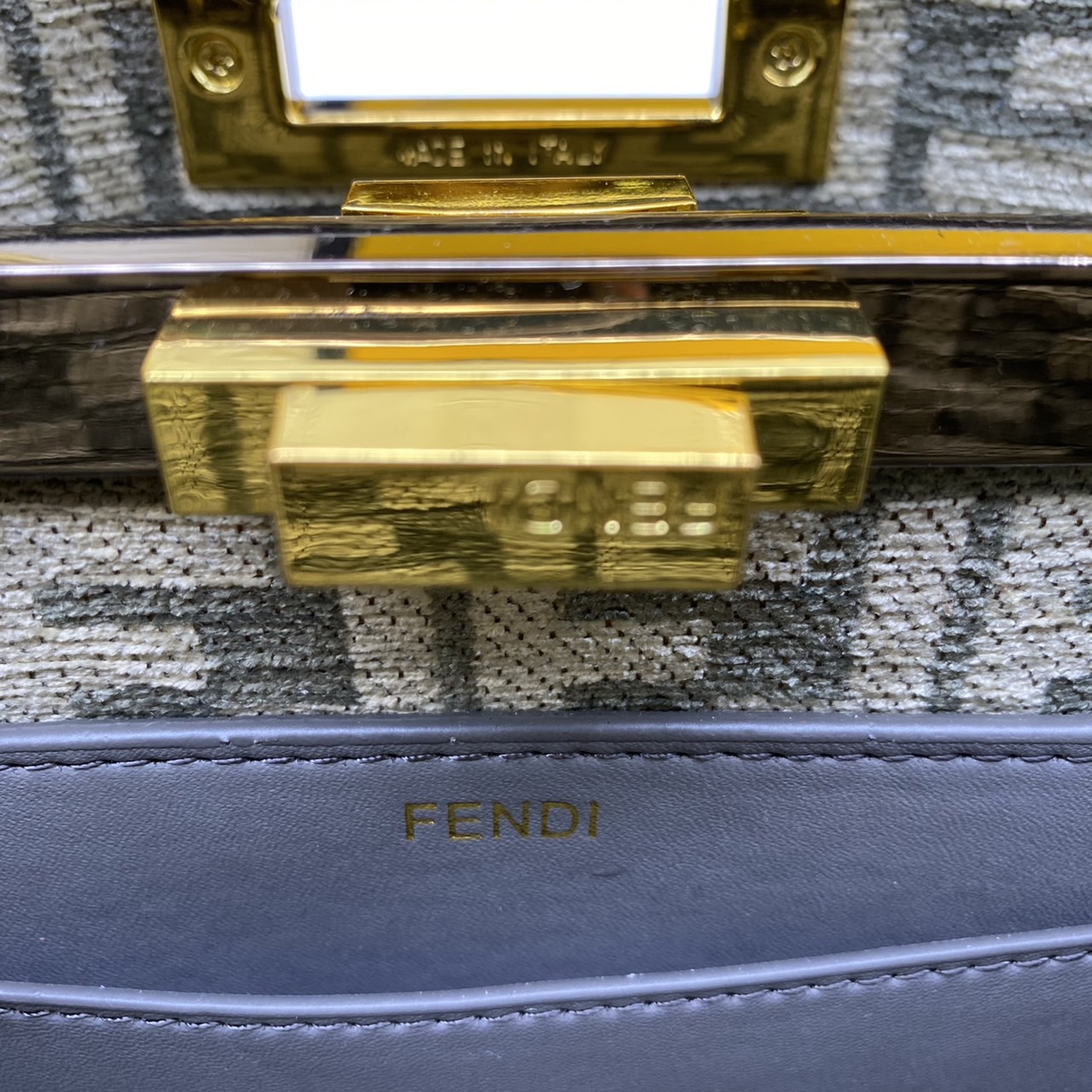 Fendi peekaboo 25cm เกรดออริจินอล กระเป๋าเฟนดิ คลาสสิกตามแบบฉบับแบรนด์ วัสดุคุณภาพอย่างดี เพิ่มความหรูหราและโดดเด่นด้วยการตกแต่งลวดลายโลโก้เด่นชัดทั้งใบ และด้วยขนาดที่กะทัดรัดและดีไซน์ที่เรียบหรูนี้ จึงสามารถนำไปแมทช์กับการแต่งตัวได้ง่าย ไม่ว่าจะเป็นสไตล์