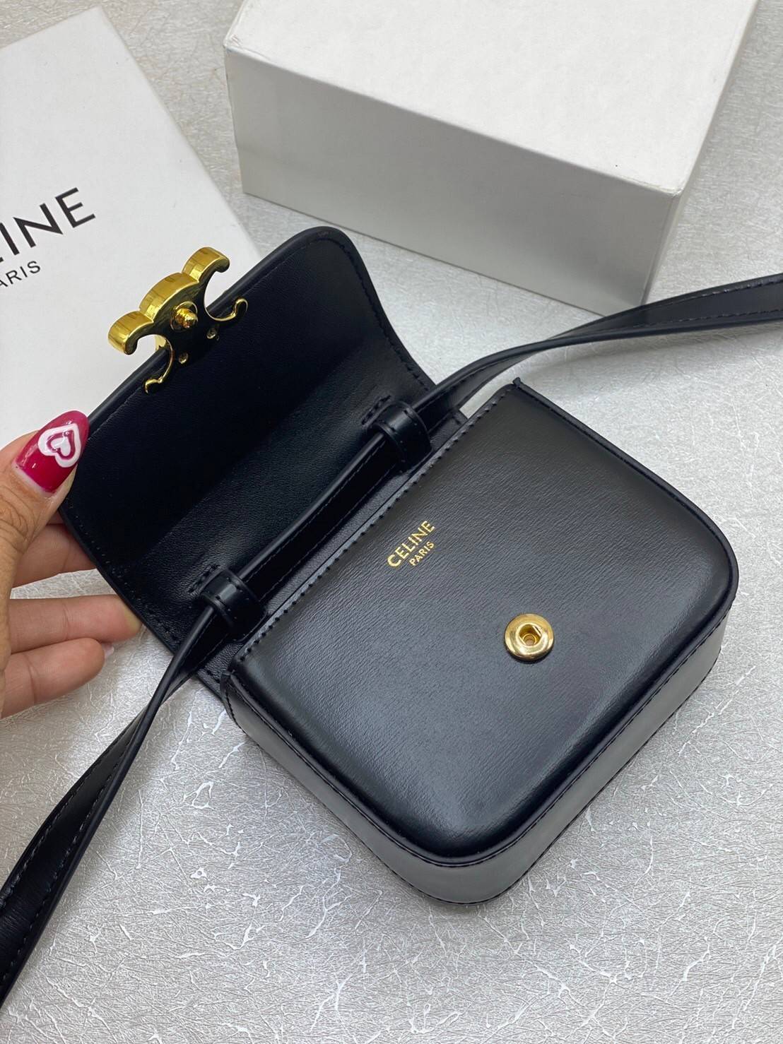 CELINE MINI TRIOMPHE IN TRIOMPHE Shiny calfskin เกรดออริจินอล กระเป๋ามินิทรงชิค ดีไซน์รูปกล่องสุดแสนมินิมอล สามารถสะพายแบบ Crossbody และยังเป็น Belt Bagได้อีกด้วย วัสดุแคนวาสลาย Triomphe แบบไม่มีตกยุค ด้านหน้าโดดเด่นด้วยโลโก้สีทอง