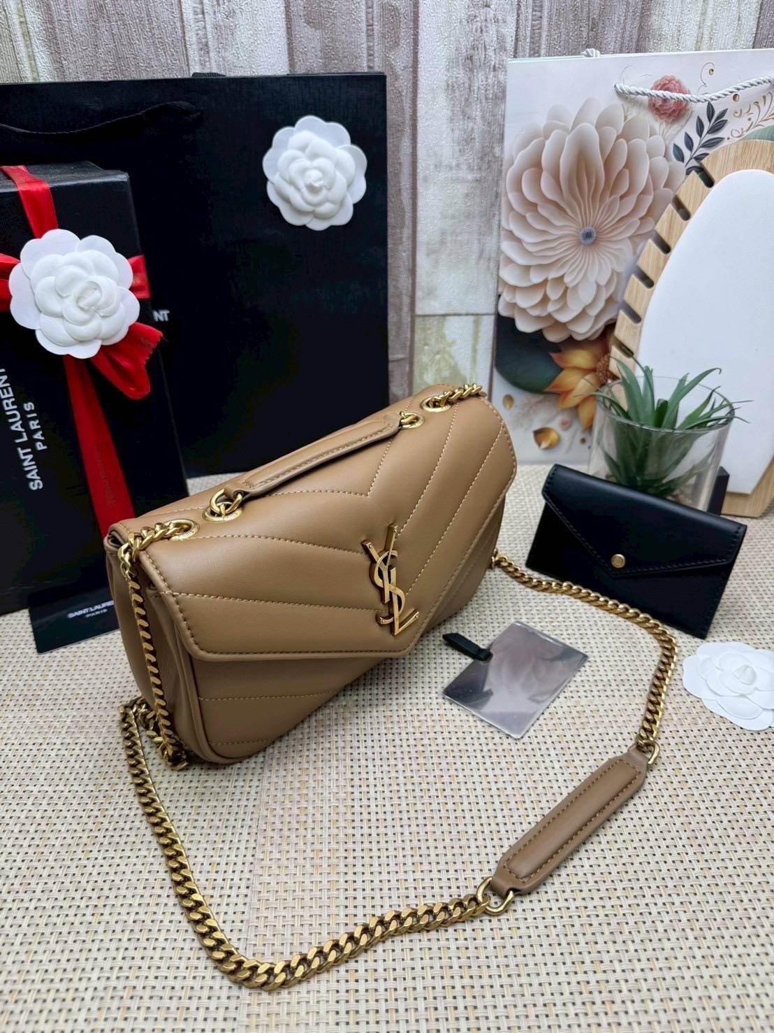 ORI หนังแท้ | YSL LOULOU small in MATELASSÉ กระเป๋าสะพายสายโซ่าีทองหรูหรา งานหนังแท้เนื้อนุ่มตะเข็บเย็บลายเชฟรอนสวยหรูโดดเด่นเป็นเอกลักษณ์ 🤍 เกรดออริจินอล หนังแท้