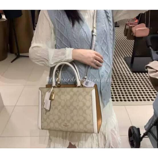 COACH ZOE CARRYALL IN SIGNATURE CANVAS เดอะเบสท์แห่งปี ต้องยกให้พี่คนสวยใบนี้เลย!! รุ่นที่สาวๆตามหา หายากอีกหนึ่ง กระเป๋าถือ/สะพายทรงสวย คลาสสิค ใบใหญ่จุคุ้ม มีดีเทลน่ารักๆที่แม่กุญแจ สามารถล็อคหัวซิปได้ กุญแจซ่อนในพวงหนังห้อยก็น่ารักไปอีก ภายในโล่งกว้าง 