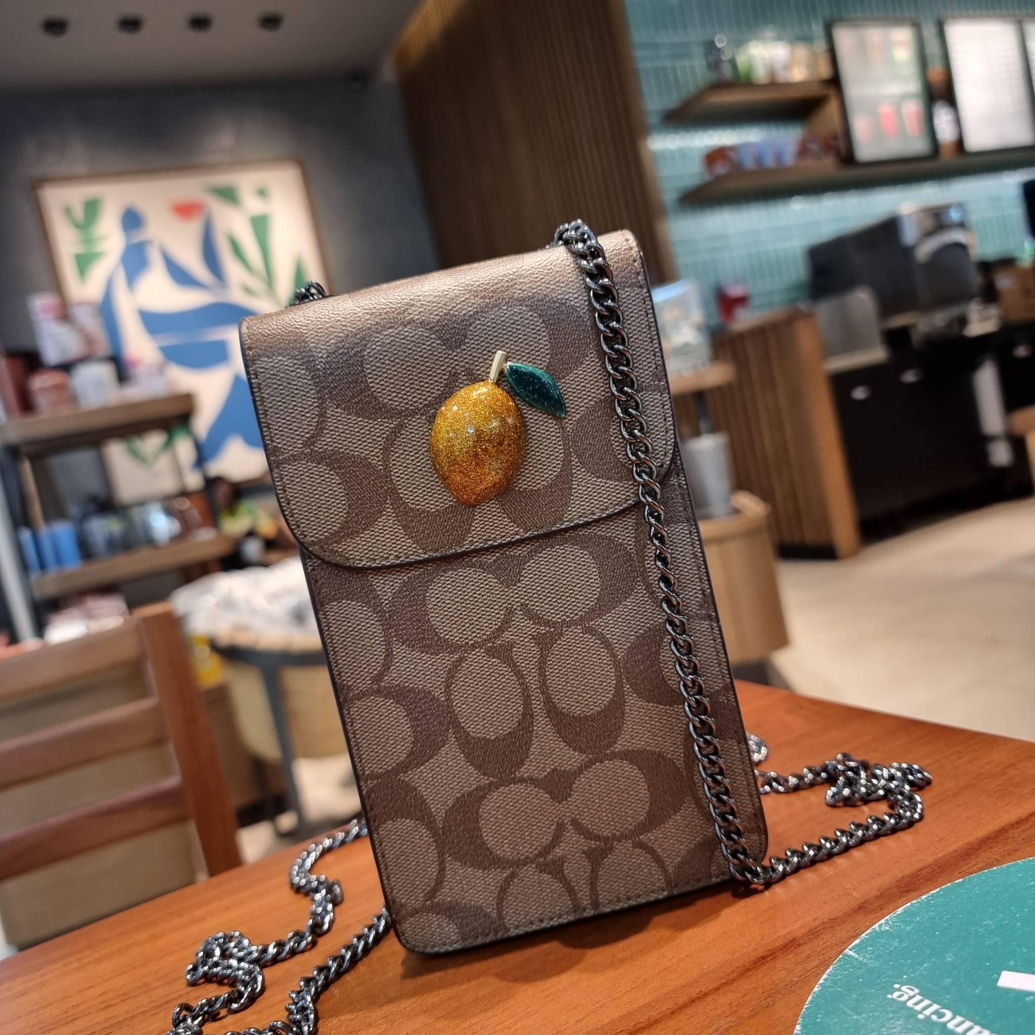 COACH F73486 NORTH/SOUTH PHONE CROSSBODY IN SIGNATURE CANVAS WITH FRUIT 🍒🍓🍋 แจกความสดใสกันอีกครั้ง!! กับกระเป๋าสะพายเอนกประสงค์ Case phone ใส่โทรศัพท์มือถือได้ทุกรุ่น ดีไซน์ลายผลไม้ฉ่ำๆ สวยมีเสน่ห์ 💖 วัสดุหนังแคนวาสคุณภาพ ฝ