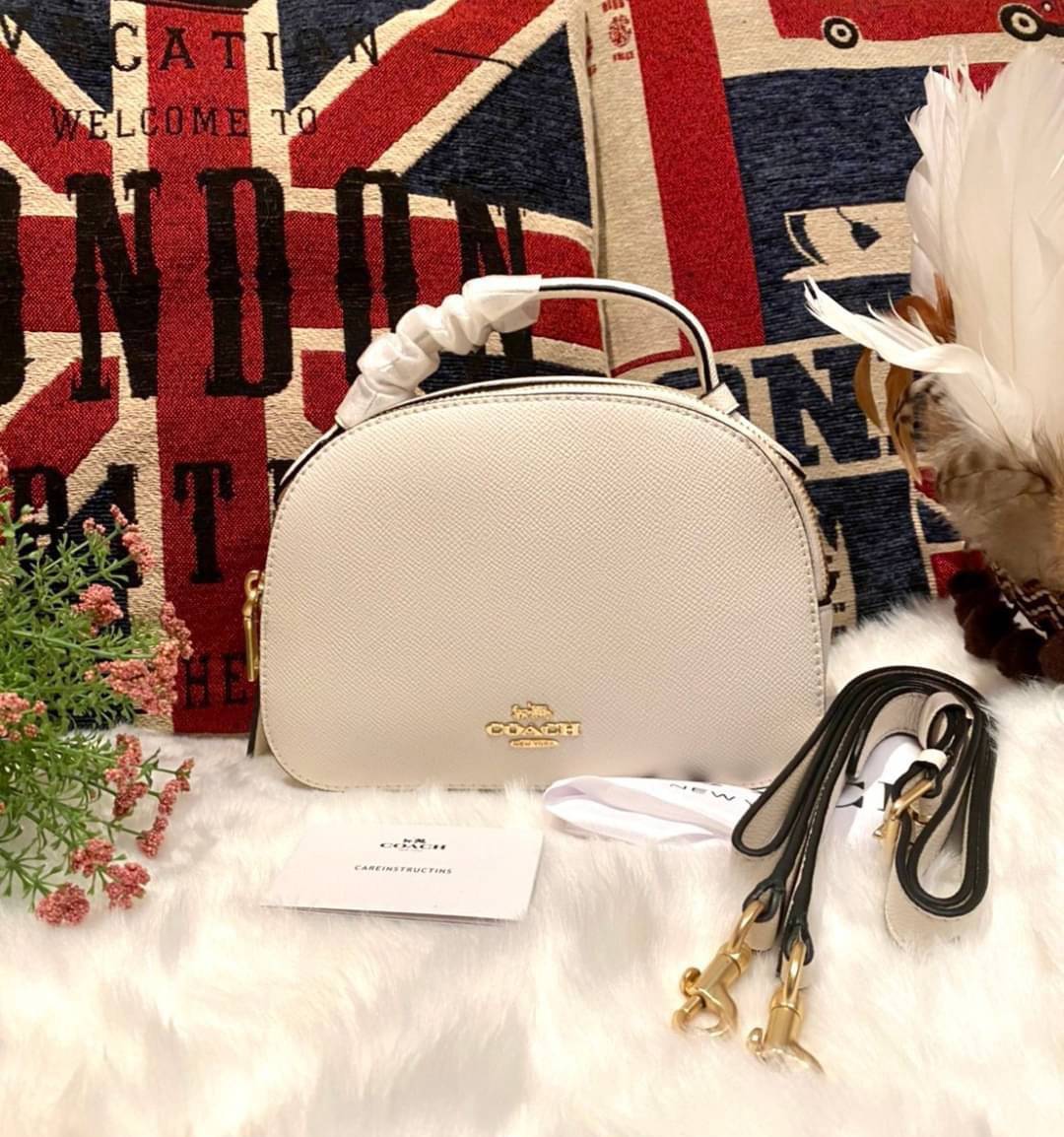 COACH SERENA SATCHEL CROSSBODY BAG กระเป๋าทรงโดมเล็ก น่ารัก แต่ใส่ของได้จุเลยทีเดียว!! มี2ช่องซิปหลัก ช่องค่อนข้างกว้าง สามารถใส่กระเป๋าเงินใบกลางได้;ของจำเป็นอื่นๆได้ครบเลยค่ะ มีช่องเล็กให้ใส่ของจุกจิก ด้านหลังมีช่องเล็กให้อีกช่องค่ะ พร้อมสายยาวถอดออกได้