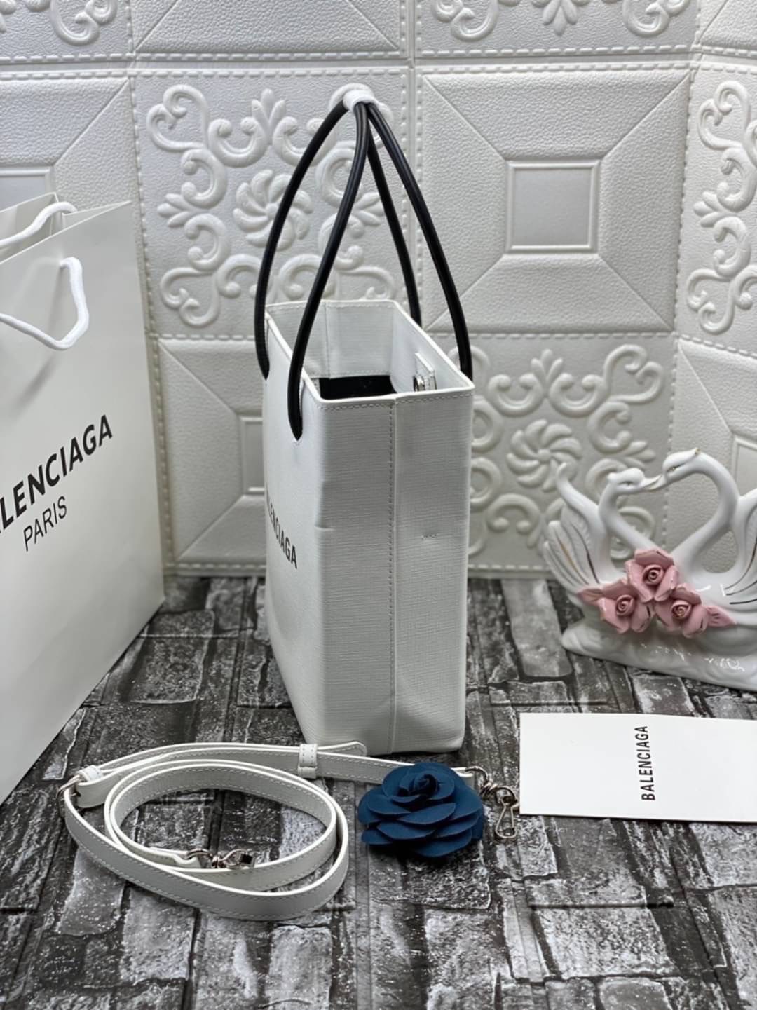 หนังแท้ BALENCIAGA XXS TOTE / Balenciaga shopping tote xxs พกกระเป๋าช้อปปิ้ง ไปทุกที่ในฤดูกาลนี้ ดีไซน์ที่ใช้ได้ทุกวันตั้งแต่หนังแบบมีเท็กซ์เจอร์ ภาพสินค้าถ่ายจากงานขายจริง ใช้งานต่างประเทศได้