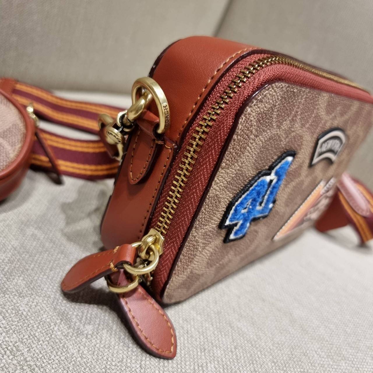 COACH C6744 CHARTER SLIM CROSSBODY IN SIGNATURE CANVAS WITH PATCHES คอลเลคชั่นฮอลิเดย์ สดใสพร้อมปังพร้อมส่ง!! น่ารักมากๆกับดีไซน์สกีเรทโทรวินเทจ วัสดุหนังแคนวาสเคลือบลายสลับหนังแท้ โดดเด่นด้วยแพทช์ลายสวยคม ดีเทลความเลิศมันอยู่ตรงนี้!! ตรงที่มีน้องใบเล็กมา