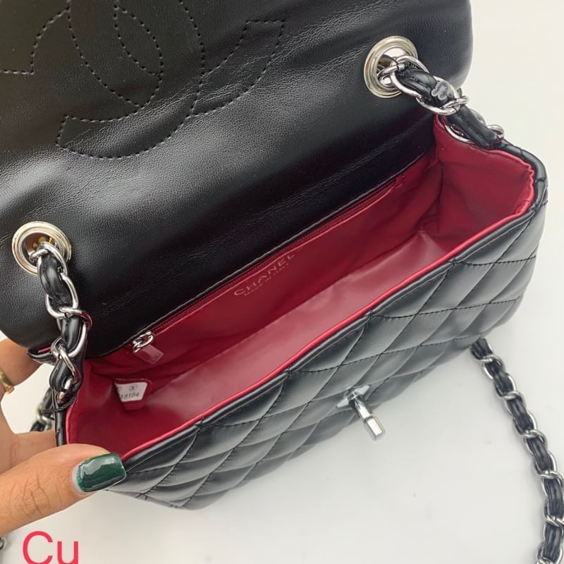 Chanel Classic mini flap bag กระเป๋าสะพายคลาสสิกรุ่นยอดนิยม ดีไซน์เรียบ หรูหรา สะพายแล้วขับผิว ไซส์มินิ สะพายเป็น everyday look หรือออกงานก็คลาสสิคสุดๆ!!