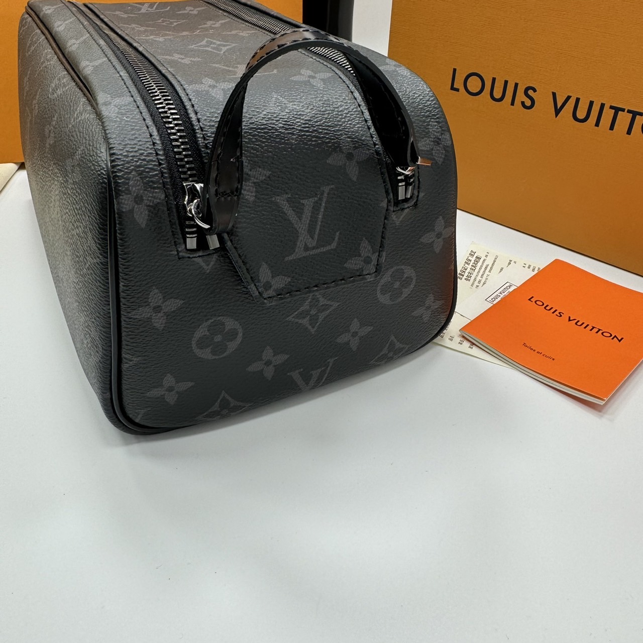 LV Clutch LV Dopp Kit Toilet Pouch Monogram / Damier Graphite Canvas กระเป๋าถือทรงพอชหรือคลัช เกรดออริ ท็อป 1:1 เกรดดีสุด แคนวาสแท้สวย ใช้งานต่างประเทศได้