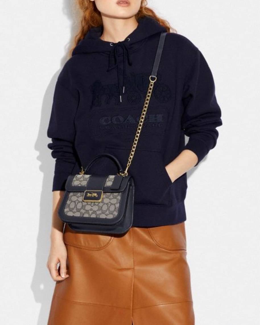 ใบจริงสวยหรูมากๆค่ะ💥 COACH ALIE TOP HANDLE IN SIGNATURE JACQUARD ((C4822)) พร้อมส่งที่ไทยค่ะ! กระเป๋าหิ้ว//สะพายข้าง วัสดุ Jacquard+หนังแท้ได้ลงตัวสวยงามมากๆค่ะ คลาสสิคสุดๆ เปิดปิดกระเป๋าแบบกดล็อค ช่องหลักกางออกได้กว้างสามารถใส่กระเป๋าเงินใบกลางได