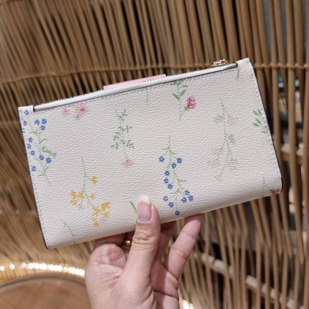 COACH C3371 TECH PHONE WALLET WITH SPACED WILDFLOWER ดีไซน์ใหม่ คอลเลคชั่นสวยหรู กระเป๋าสตางค์พร้อมสายคล้องมือ ง่ายต่อชีวิตมากจ้า!! มันดีอะไรเบอร์นี้ ใส่ได้ทั้งบัตร และโทรศัพท์ก็ใส่ได้ทุกรุ่น แถมยังมีช่องซิปแยกไปอีก ช่องเยอะไม่ต้องห่วงจริงๆ วัสดุหนังแคนวา