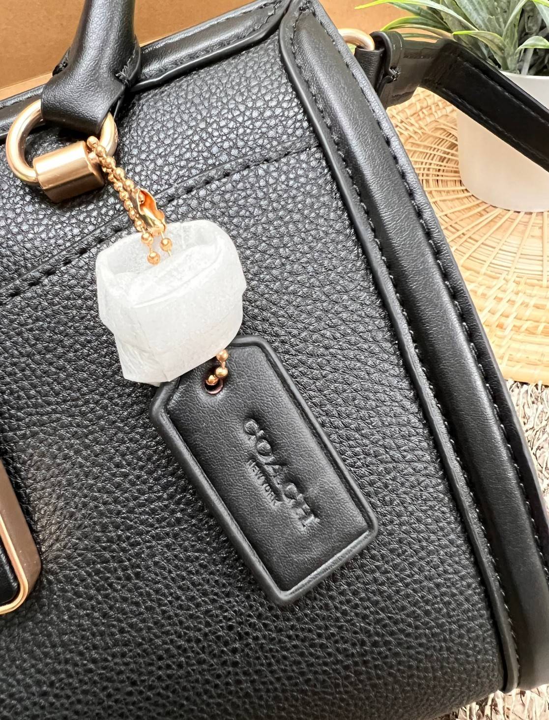 COACH GRACE CARRYALL BAG((cc141)) สวย หรู มาเลยจ้าา พร้อมส่ง! กระเป๋าหิ้ว//สะพายแบบครอสบอดี้ร์ หนังแท้ ทรงสวยหรู อัพลุคให้คุณผู้หญิงดูดีได้เลยทีเดียวค่ะ ด้านหน้าออกแบบเป็นช่องกระดุมแม่เหล็กพร้อมป้ายโละหะแบรนด์เด่นหรูค่ะ เปิด-ปิดกระเป๋าด้วยซิป ภายในใส่กระเ