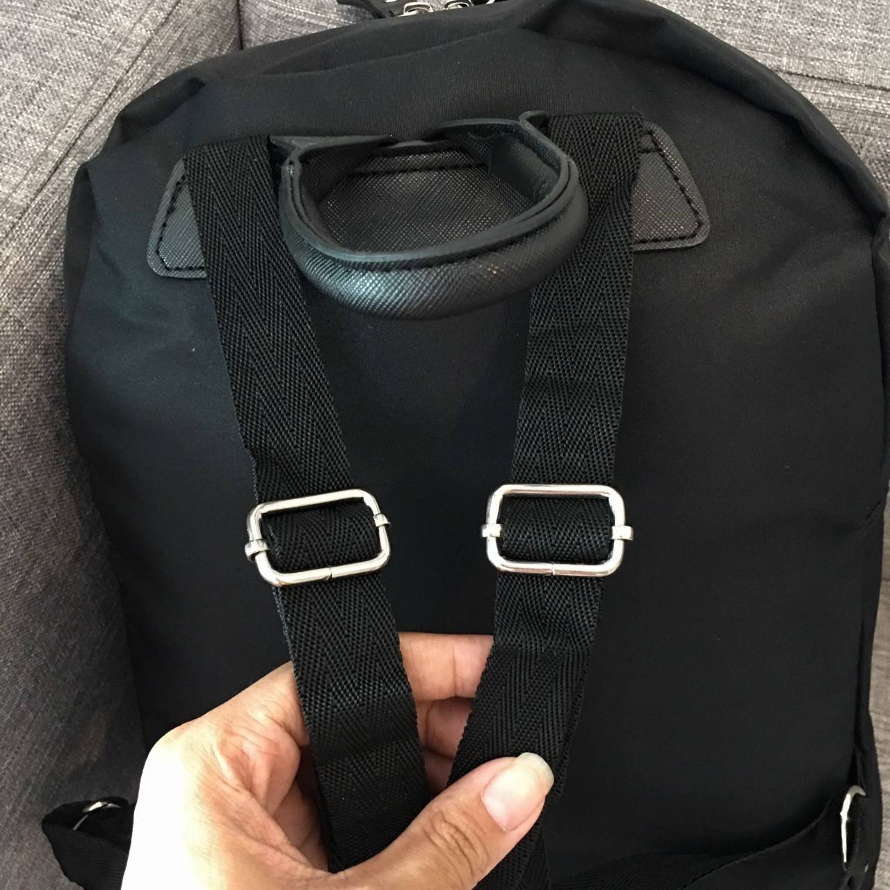 CHANEL VIP GIFT NYLON BACKPACK กระเป๋าเป้ Limited Edition VIP Gift With Purchase (GWP) ของเเท้จาก Chanel Perfumes Counter วัสดุ NYLON เนื้อหนาสีดำตัดโลโก้แบรนด์สีขาว เปิดปิดด้วยซิป หัวซิปแบรนด์ ขนาดกำลังดี น้ำหนักเบา กันนำ้ดูแลรักษาทำความสะอาดง่าย มีหูหิ้