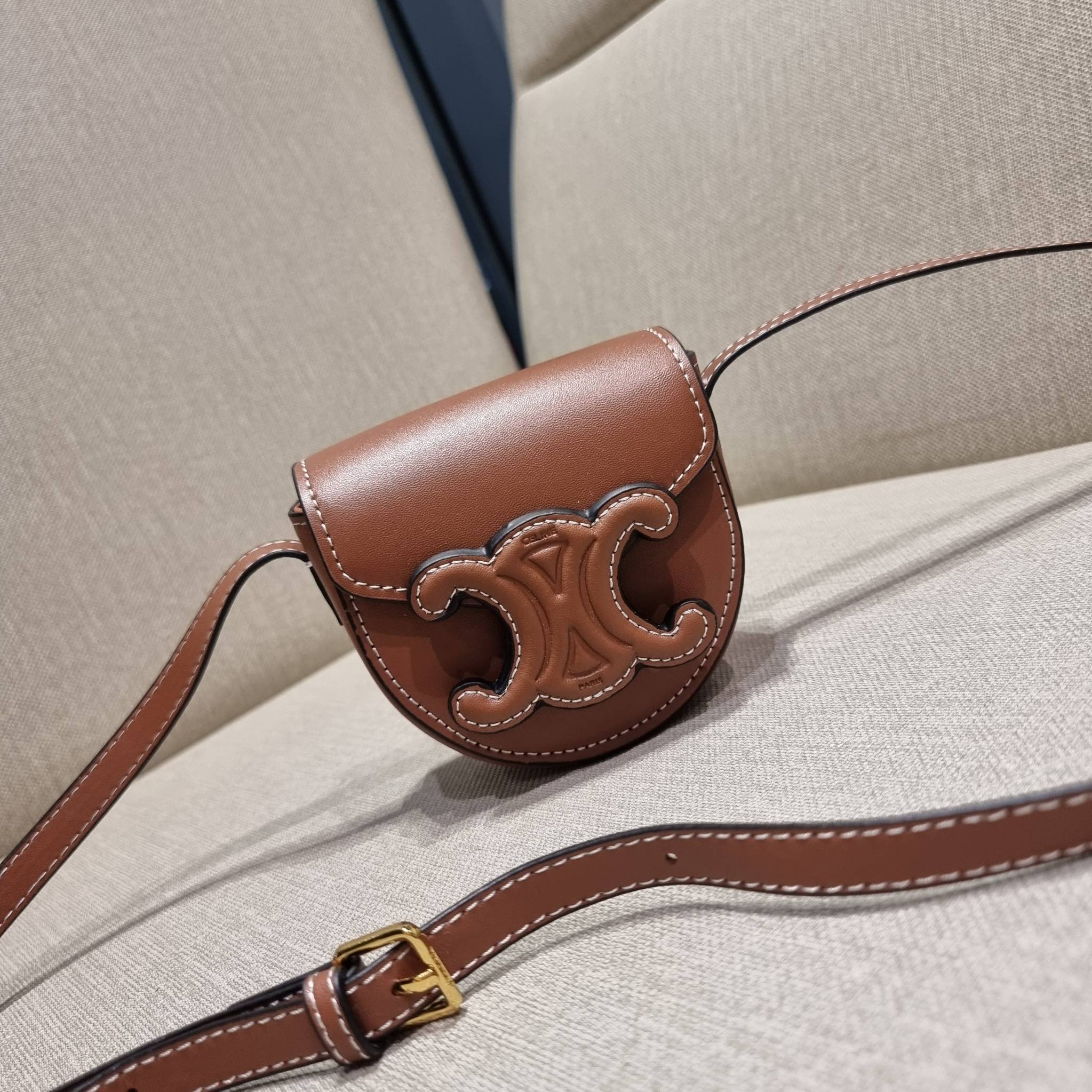 CELINE BESACE CUIR TRIOMPHE MINI BAG รุ่นที่หนุ่มๆสาวๆต่าวก็ถามหา!! เดอะเบสท์เซลเลอร์ กระเป๋าสะพายมินิไซส์ เล็กแต่ปังมาก!! ดีเทลเรียบแต่หรู วัสดุหนังแท้ สีคลาสสิค เปิด-ปิดด้วยกระดุมแน่นหนา ภายในเป็นช่องโล่ง สายสะพายในตัวปรับได้ตามชอบ ใบนี้สามารถใส่บัตร ใส