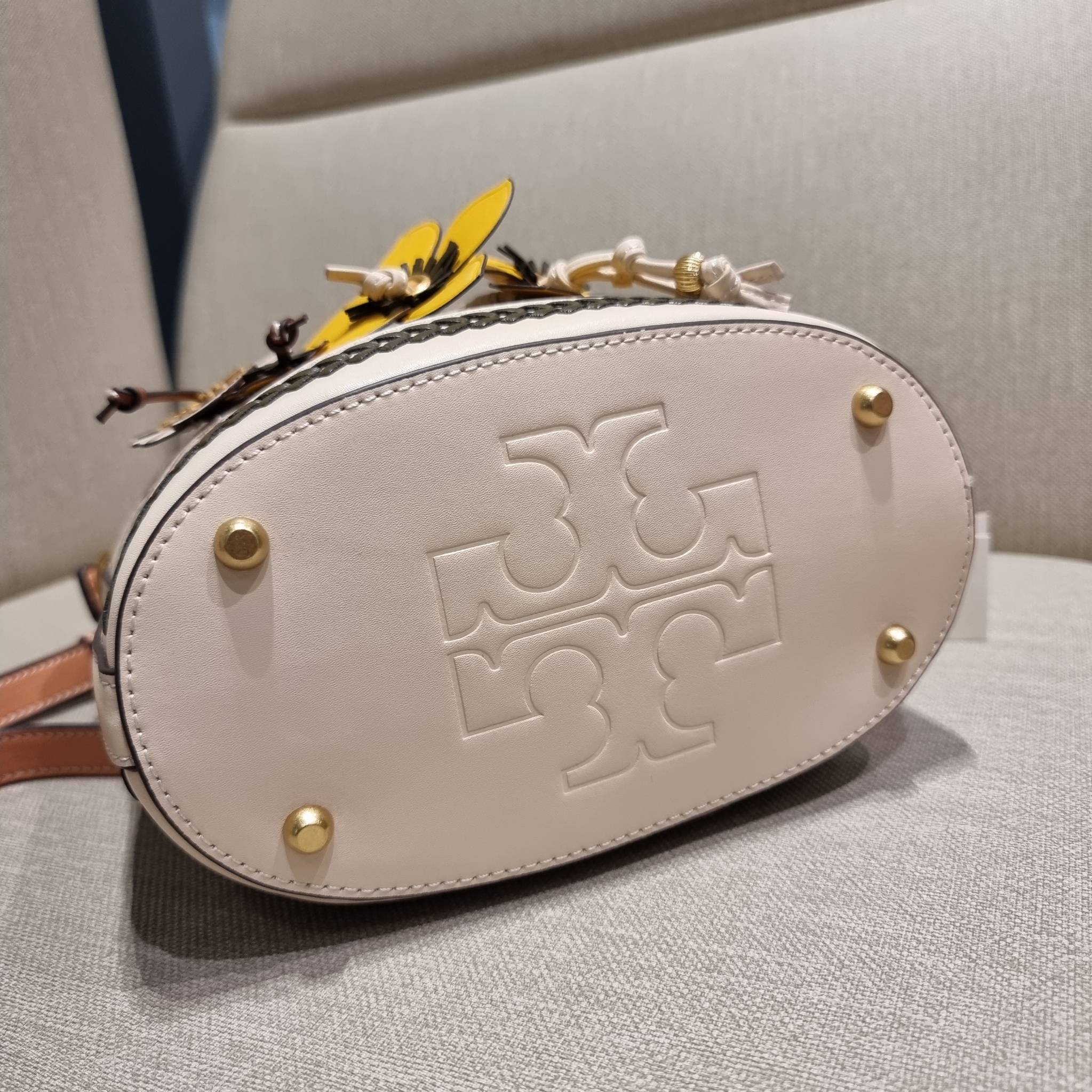 TORY BURCH T MONOGRAM FLORAL BUCKET BAG คอลเลคชั่นใหม่ พร้อมเสิร์ฟความสวยให้ถึงบ้าน!! กระเป๋าบัคเก็ตทรงยอดนิยม ดีไซน์ใหม่ล่าสุด สไตล์งานคราฟ มีลูกเล่นประดับดอกไม้กับตัวกระเป๋า และตัวรูดสาย วัสดุผ้า jacquard ตัดสลับหนังแท้ หูจับและขอบกระเป๋าตกแต่งลายสานสวย