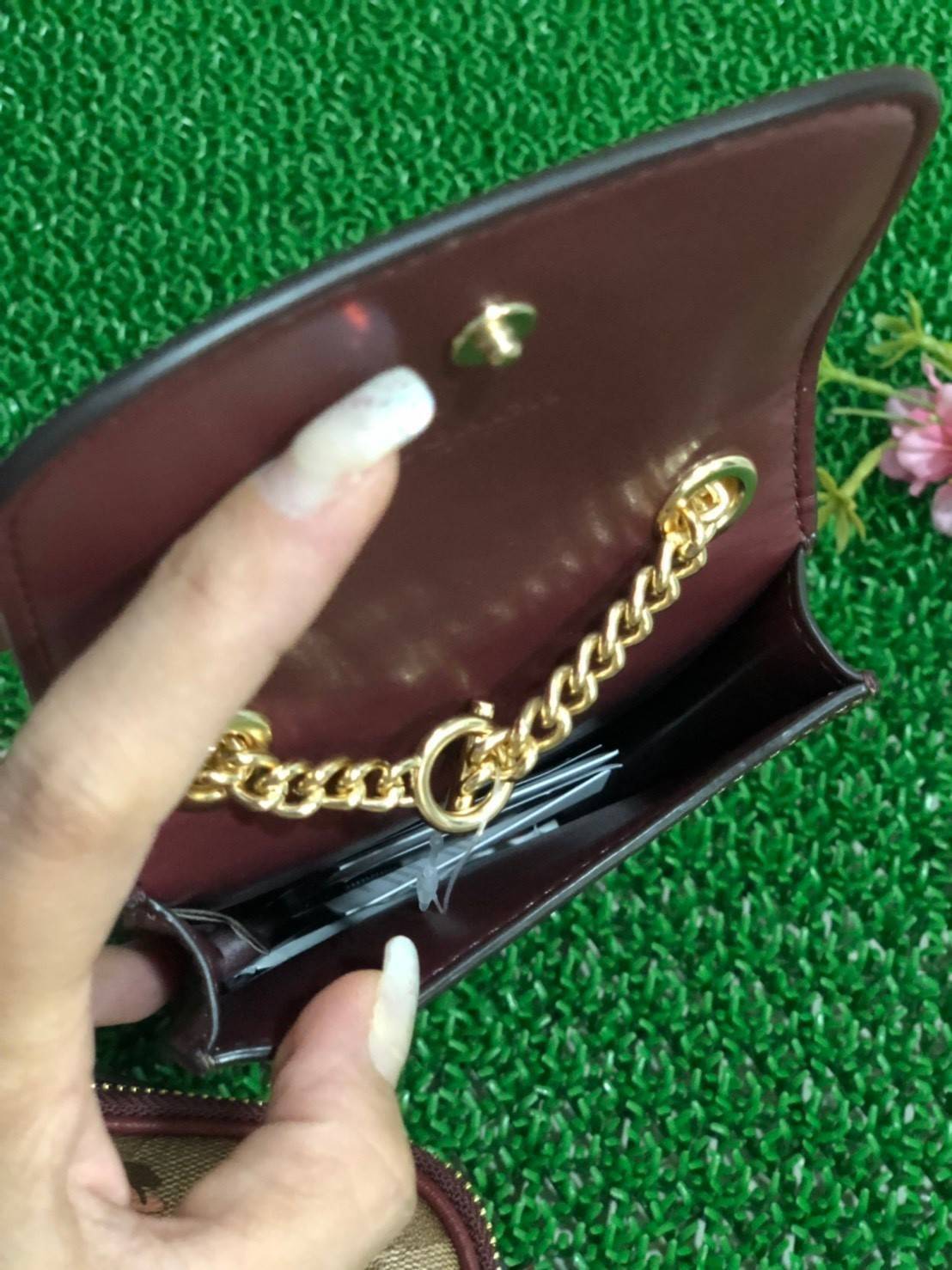 COACH PHONE CASE CROSSBODY BAG ((73486//76988//76357//39955//91046)) COACH NORTH/SOUTH CROSSBODY IN SIGNATURE CANVAS กระเป๋าใส่โทรศัพท์รุ่นนี้ มีความโดดเด่นทั้งดีไซน์และคุณสมบัติในการใช้งาน ด้วยลวดลายที่มีซิกเนเจอร์เป็นเอกลักษณ์แล้ว ด้านหลังยังมีช่องใส่กา