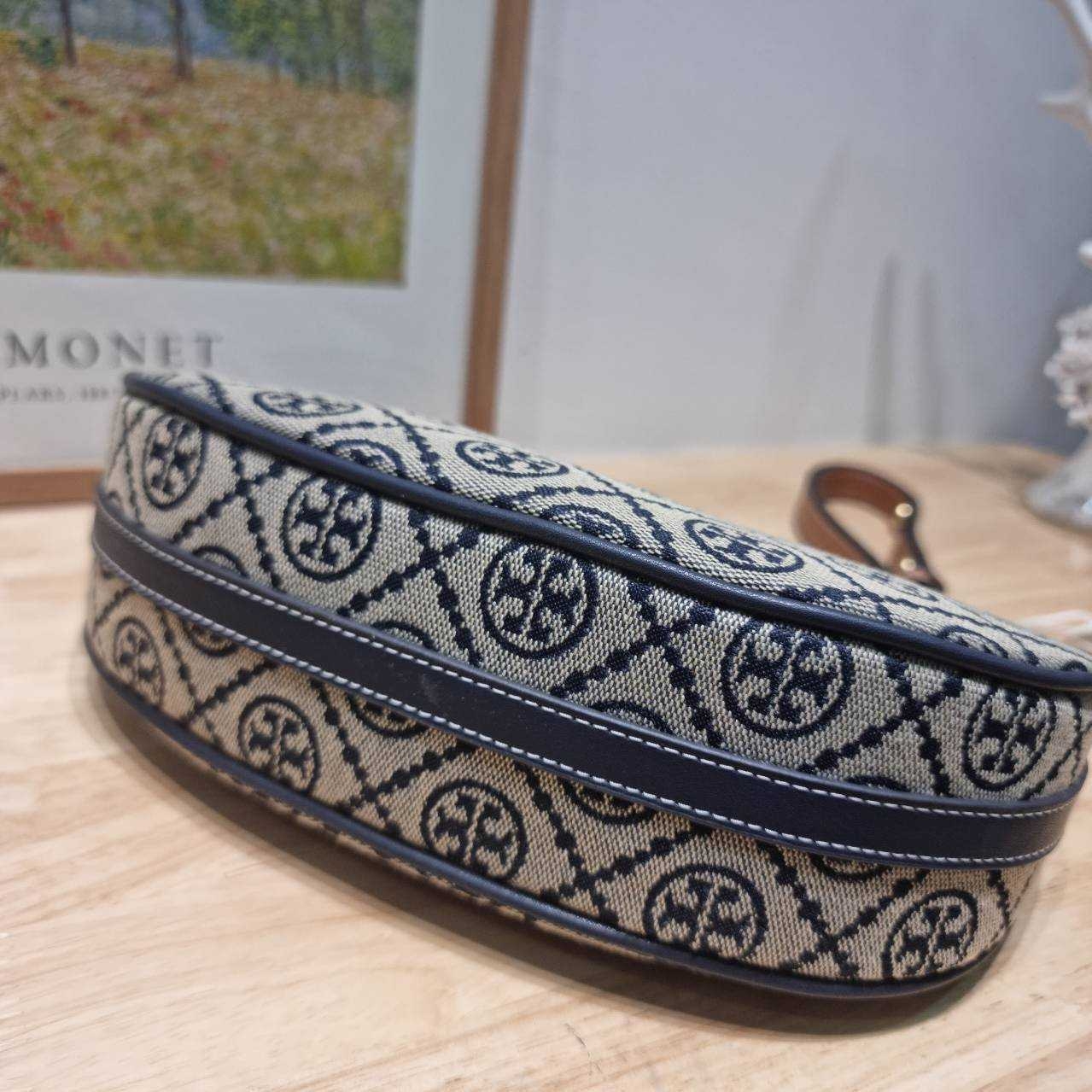 TORY BURCH T MONOGRAM CRESCENT BAG คอลเลคชั่นใหม่มาแรง! สมแก่การรอคอยในสไตล์ทีโมโนแกรมอันเป็นเอกลักษณ์ รูปทรงสวยโดดเด่น สะพายง่ายคล่องตัว