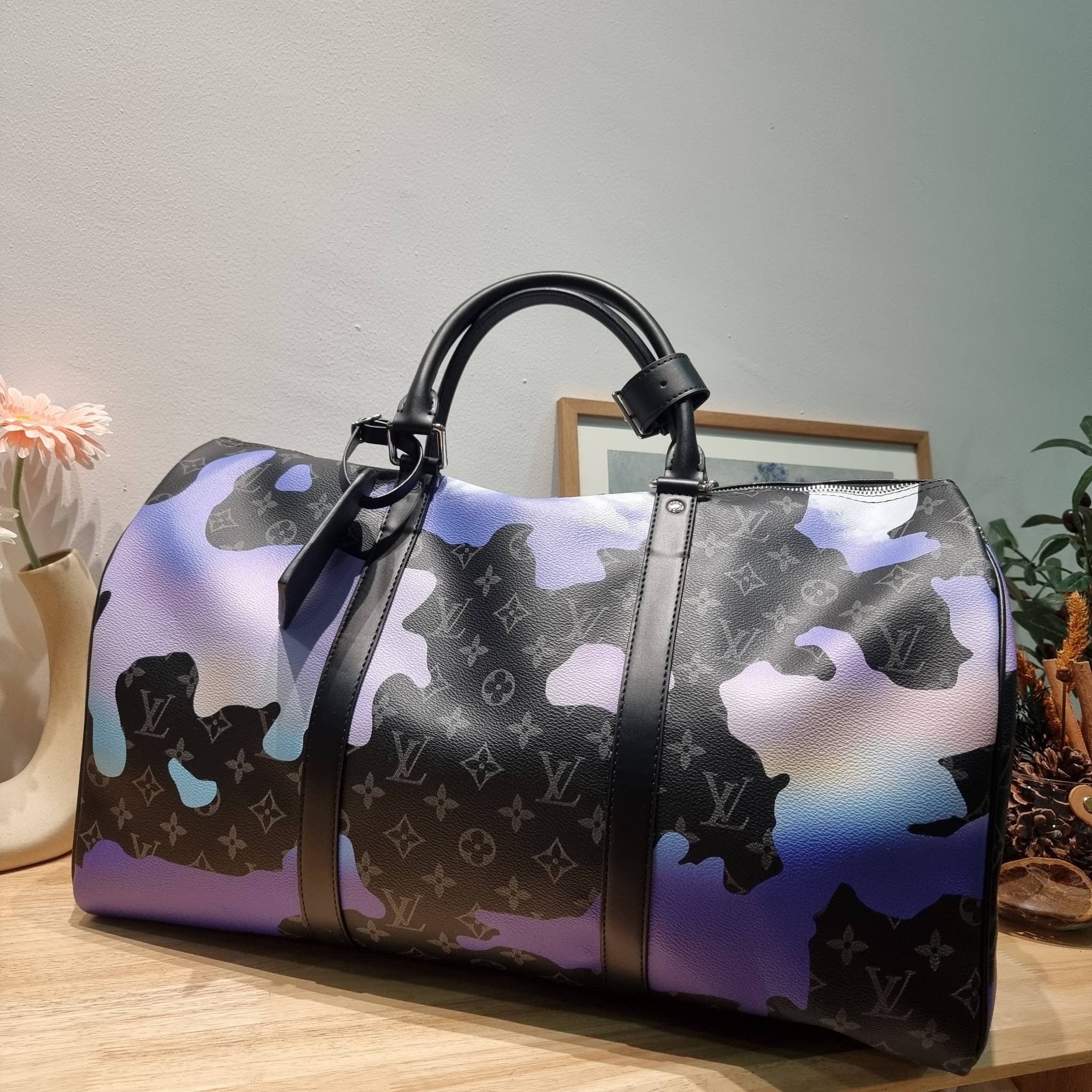 LV KEEPALL 45B BAG กระเป๋าเดินทางสุดคลาสสิค KEEPALL BANDOULIERE MONOGRAM ECLIPSE REVERSE MULTICOLOR สะท้อนแรงบันดาลใจจากคอลเล็คชั่น “Room with a View” สำหรับสิ้นปี 2022 ทึ่ใครๆก็เฝ้ารอ ไอเท็มที่จะทำให้การเดินทางไม่ธรรมดาอีกต่อไป ด้วยดีเทลความเป็นเอกลักษณ์