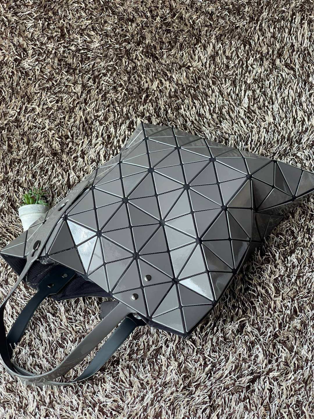 Baobao Issey Miyake 6x6 กระเป๋า Tote รุ่นนี้ถือว่าเป็นกระเป๋า Tote ไซส์กลางที่เหมาะกับการพกพาสิ่งของที่จำเป็นในทุก ๆ วัน มาพร้อมสายที่สามารถปรับได้ทั้งสองสาย และมีช่องใส่ของช่องเล็กด้านใน 1 ช่อง จุของได้เยอะแถมยังทนทาน ใช้เป็น Everyday Bag ได้เลยคะ พกพาสะ