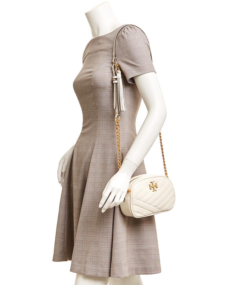 Tory Burch KIRA CHEVRON SMALL CAMERA BAG สาว ๆ ลุคคุณหนูไม่ควรพลาด Collection นี้เลยนะคะ เพราะ Kira Chevron เป็นรุ่นที่ตอบโจทย์และครองใจสาว ๆ ได้อย่างแท้จริง