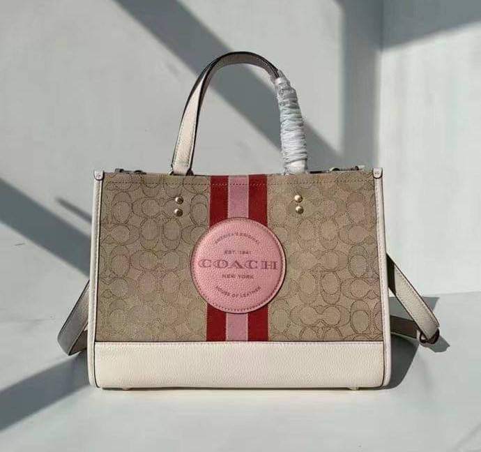 พร้อมส่ง 4ลาย 🌈ไม่มีในช๊อปไทยจร้าา😘 COACH DEMPSEY CARRYALL IN SIGNATURE JACQUARD WITH STRIPE AND COACH PATCH (C2826,C1527,C4113) พร้อมส่งความสวย! คุณภาพจัดเต็มค่ะ กระเป๋าทรงTote วัสดุ Jackquard+หนังแท้ ได้ลงตัวสวยงาม ด้านหน้ามีโลโก้แบรนด์ว