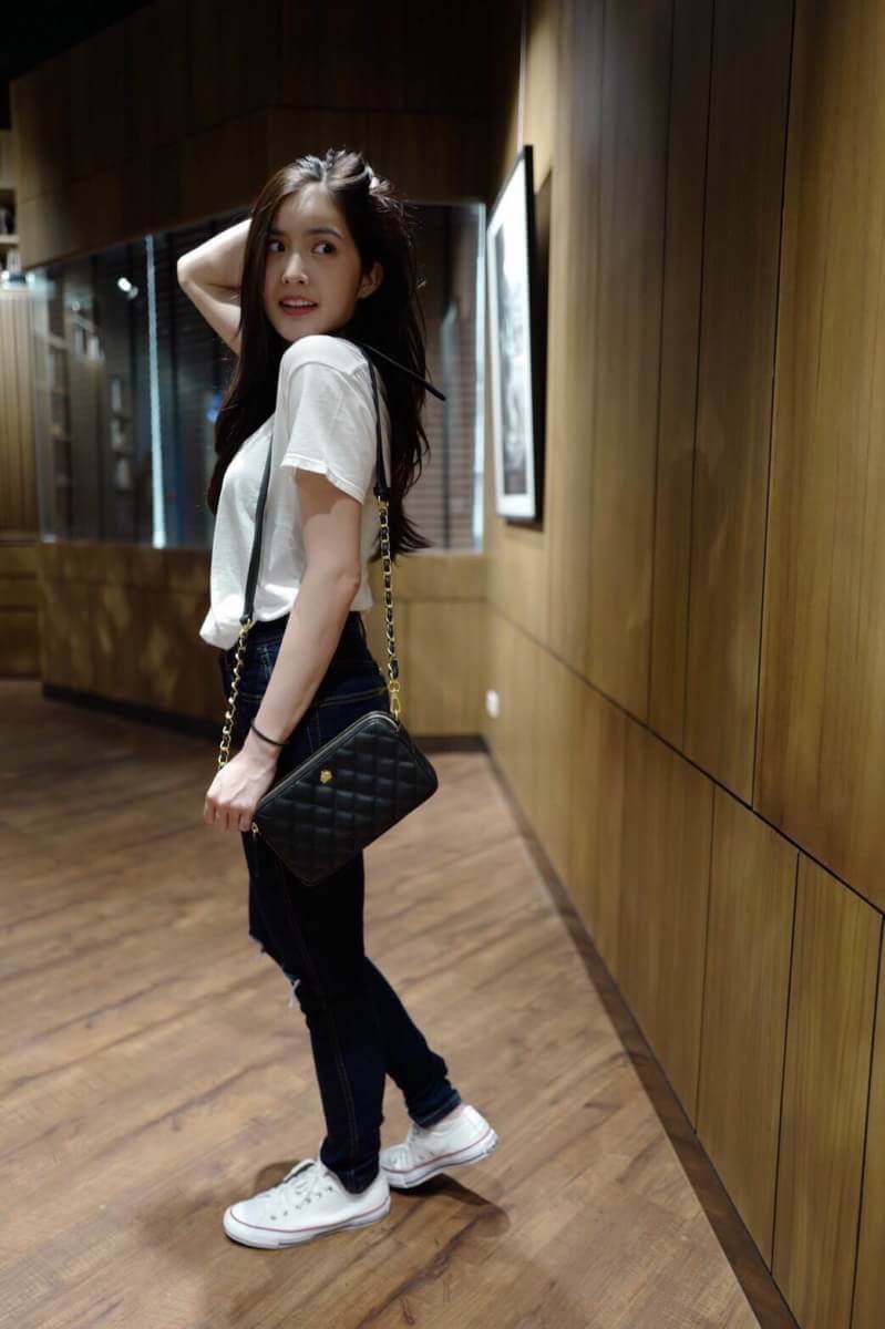 Carla รุ่นขายดีที่สุด ที่น้องมายด์สะพาย น่ารักสุดๆ 💙 ใครกำลังตามหากระเป๋าใบเล็ก ช่องเก็บเยอะๆ แนะนำ ใบนี้เลยค่า New item KEEP ' Carla ' 2zipper bag กระเป๋าสะพายข้าง แบบช่อง 2 ซิป ใบเดียวจบ จุครบ All item ! จะแต่งตัวสไตล์ไหนก้อเอาอยู่ • ร