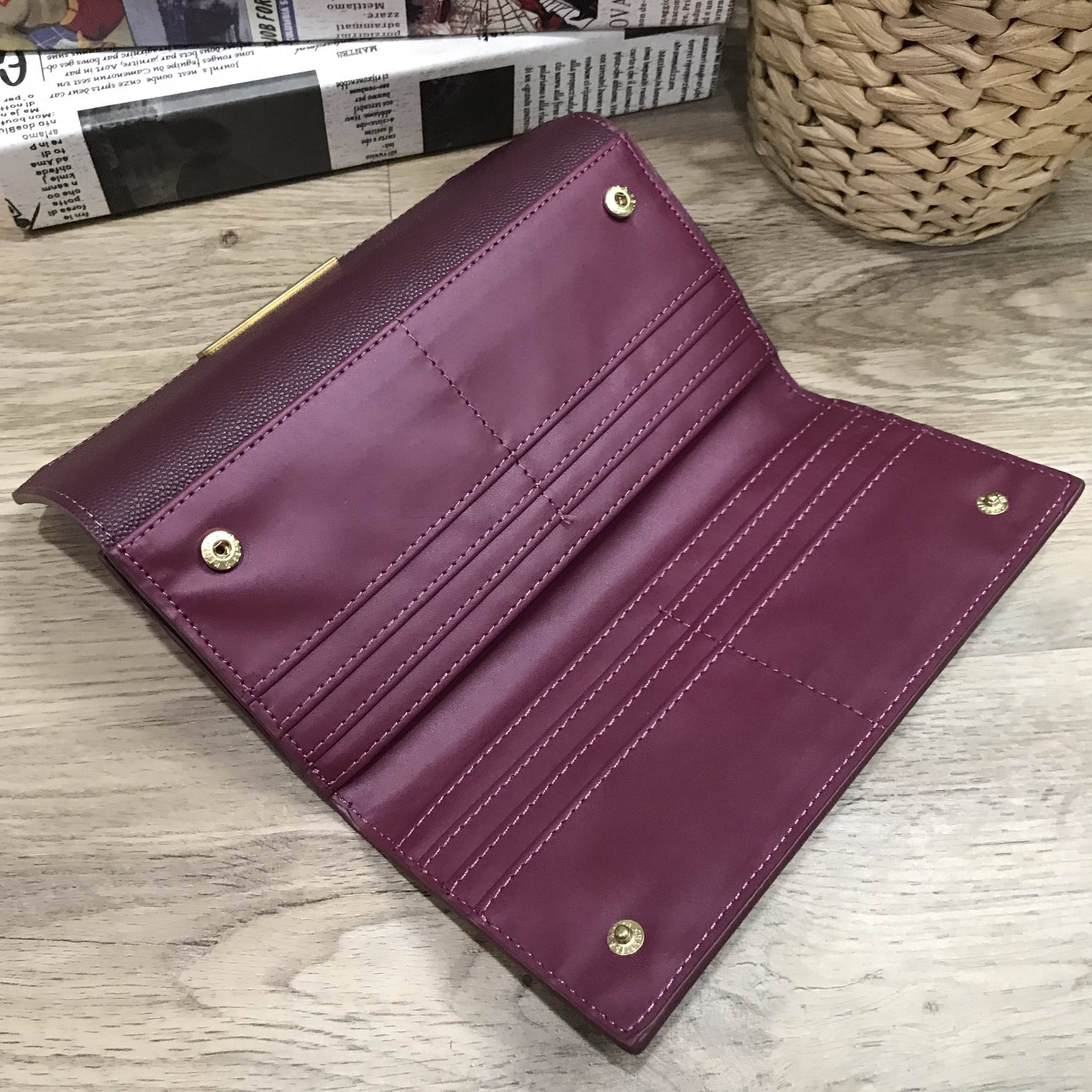 Don't Miss! CHARLES & KEITH LONG WALLET กระเป๋าสตางค์ใบยาวฝาพับรุ่นใหม่ลาสุด หนังอยู่ทรงเเข็งแรงทนทานด้านหน้าประดับโลโก้แบรนด์แบบเหลี่ยม สามารถใช้งานได้2ด้าน ด้านหน้าเปิดปิดด้วยตัวล๊อค ด้านหลังเปิดปิดด้วยกระดุมมีช่องใส่ธนบัตรและช่องใสบัตรหลายช่อง ภาย