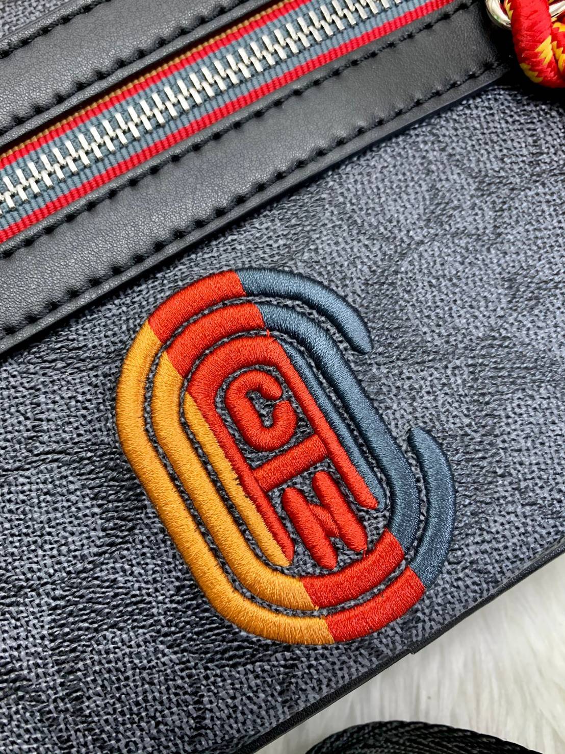 COACH ACADEMY CROSSBODY IN SIGNATURE WITH VARSITY ZIPPER ((768, 960)) พร้อมส่งที่ไทยอีกครั้ง! ได้ไปหลงรักแน่นอนค่ะ😘 กระเป๋าสะพายครอสบอดี้ร์ของคุณผู้ชาย((สาวหล่อใช้ก็สวยทีเดียว)) หนังแท้อย่างดี หนังนิ่มมือดีค่ะ