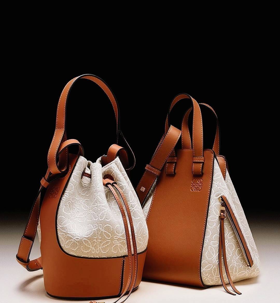 พรีเมี่ยมกิ๊ฟแท้ 100% 】LOEWE ANAGRAM HANDLE & SHOULDER BAG GIFT WITH PURCHASE (GWP) กระเป๋าถือหรือสะพายพรีเมี่ยมกิ๊ฟ Limited จาก LOEWE PERFUME DUTYFREE รุ่น Rare items สุดๆวัสดุ Anagram Canvas & หนังแท้ Calfskin ดีไซน์สวยคงเอกลักษณ์แบรนด์ใบ