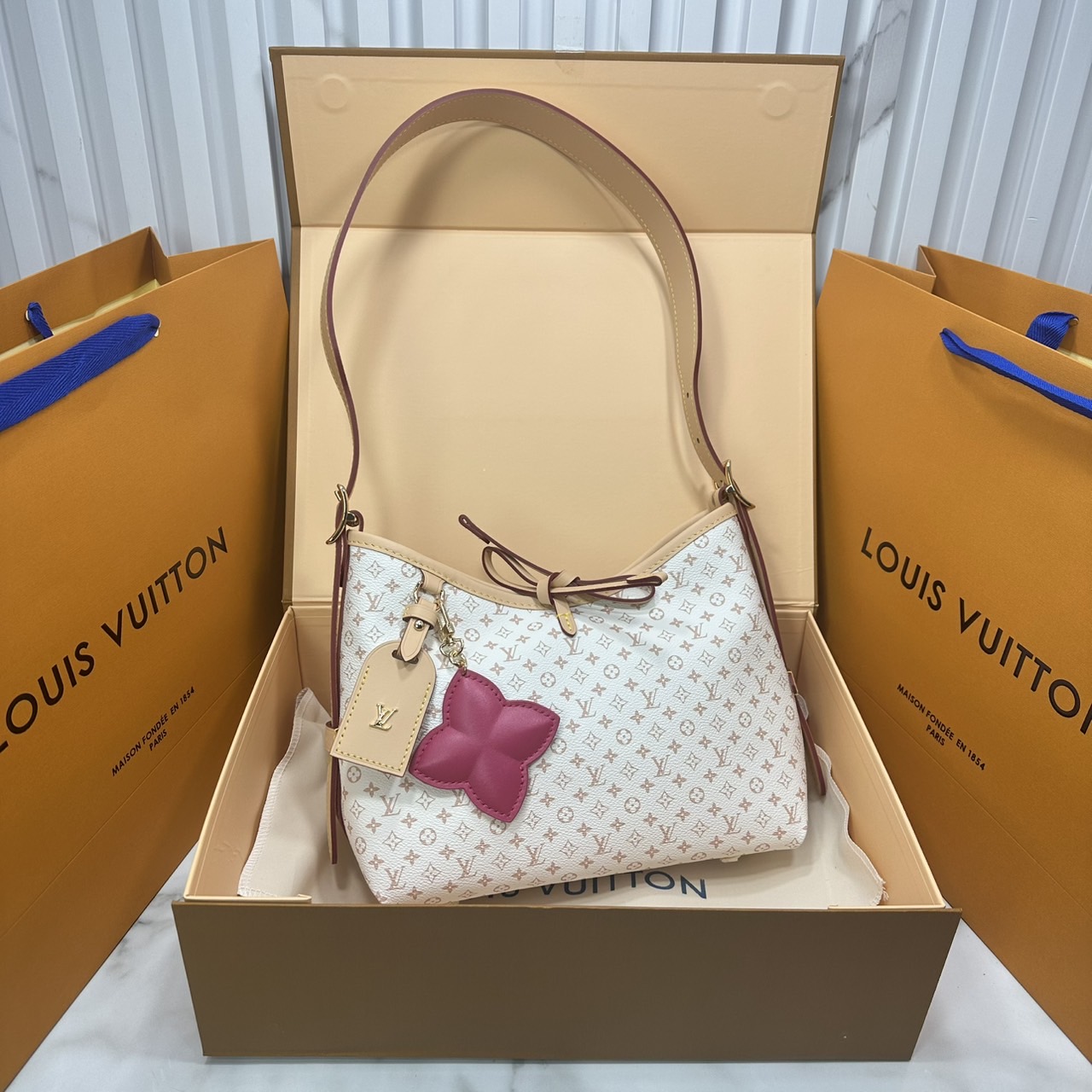 ORI หนังแท้ | LV CarryAll PM bag กระเป๋าสะพายทรงโท้ทแครี่ออล Monogram แคนวาสแต่งขอบหนังผสานเสน่ห์สวยงามเข้ากับดีไซน์ที่รับกับสรีระให้คุณพกพาไปได้ทุกที่ ด้านในออกแบบมาอย่างชาญฉลาด มาพร้อมใบเล็กเข้าเซ็ท