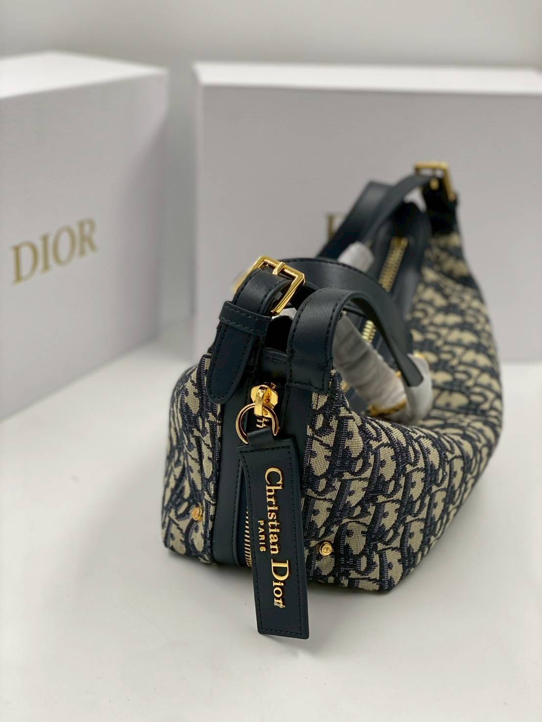 ORI หนังแท้ | DIOR D-Journey Bag กระเป๋าสะพายนิยามใหม่ดีไซน์ทันสมัย โดดเด่นด้วยรูปทรงโฮโบที่มาพร้อมกับดีไซน์ที่นุ่มนวลและทันสมัย พร้อมกับช่องใส่ของแบบติดซิป