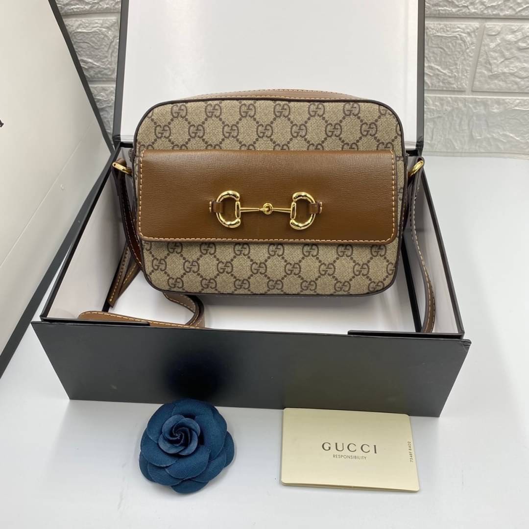 VIP 】Brown GUCCI Horsebit 1955 small color-block leather shoulder bag ด้วยรูปทรงกล่องอันคลาสสิกที่มาพร้อมรายละเอียดอันน่าค้นหา ดูหรูหรา สามารถใช้งานได้หลากหลายโอกาส เป็นเพื่อนคู่ใจในวันสบายๆ หรือออกงานเป็นทางการ ไม่ควรพลาดเลยค่ะ