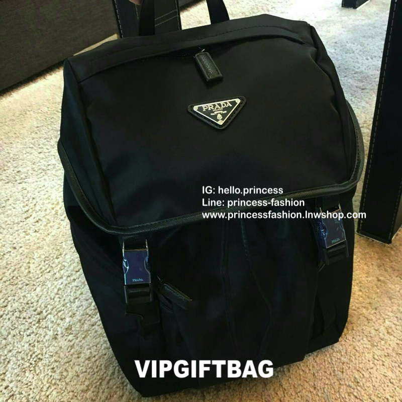 เอาใจหนุ่มๆ กับ NEW PRADA NYLON BACKPACK 2018 เป้รุ่นใหม่มาแรง วัสดุทำจากผ้า nylon อย่างดีกันน้ำ ตามสไตล์แบรนด์ ตัวหระเป๋าอะไหล่เงิน มีช่องซิปหลายช่อง ปากกระเป๋าเป็นหูรูดสวยเก๋ ด้านในแบ่งเป็น2ส่วน สามารถใส่Laptop ได้สบาย จุของได้เยอะ น้ำหนักเบาใช้งานจริงส
