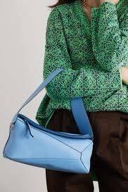 Loewe Puzzle Hobo bag กระเป๋ารุ่น Puzzle มีความพิเศษในหลายด้าน ไม่ว่าจะเป็นรูปทรงที่แปลกใหม่ มินิมอลด้วยโลโก้อนาแกรมแบบประทับ ดูหรู เป็นกระเป๋า Unisex ที่ไม่ว่าคุณจะเป็นผู้หญิงหรือผู้ชายก็ใช้งานได้ ลายกระเป๋าได้มาจากการนำหนังมาเย็บต่อกันทั้งหมด ถึงแม้ว่าข