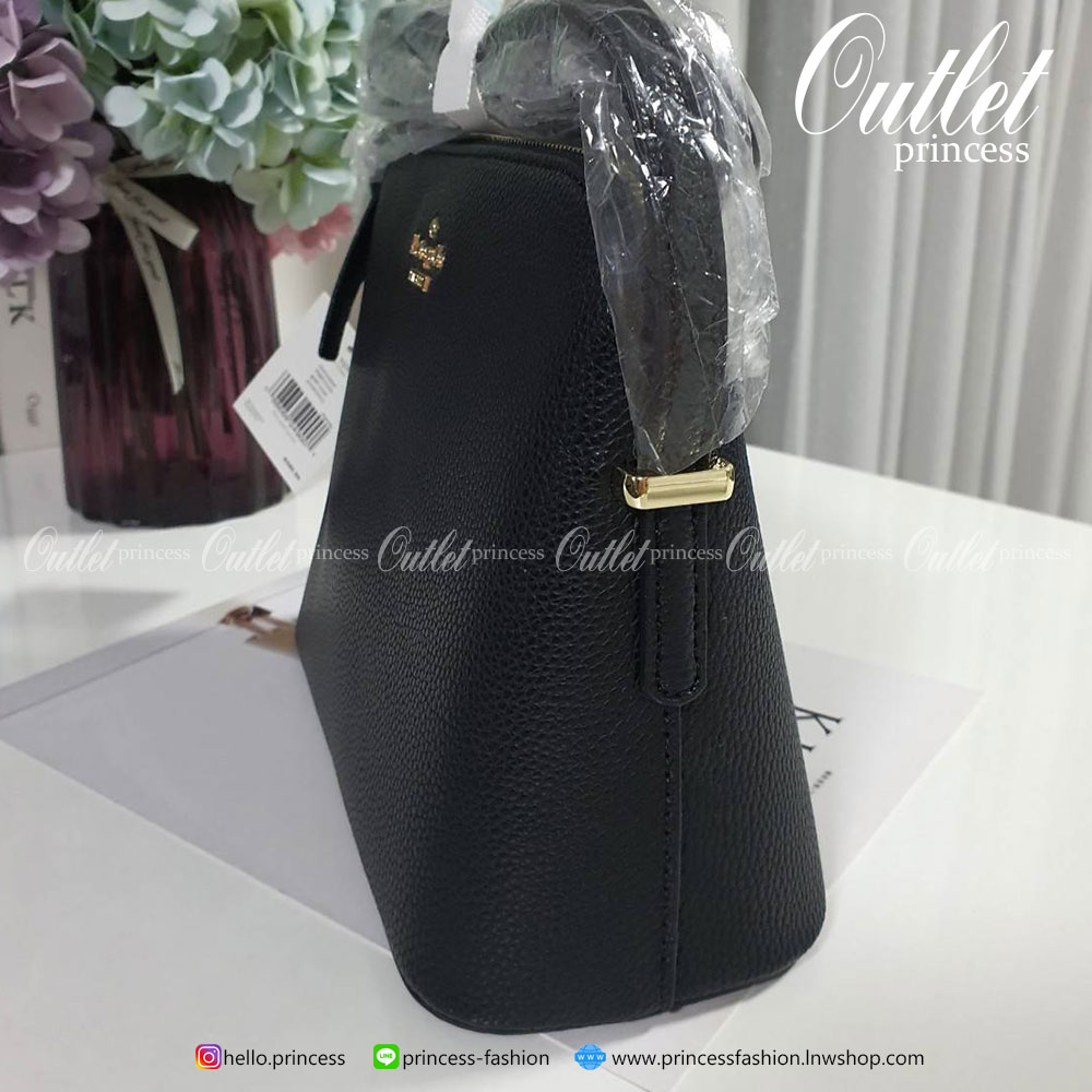 KATE SPADE CROSSBODY BAG แบรนด์ดังจากอเมริกาสุดฮิตของวัยรุ่น กระเป๋าสะพาย ขนาดน่ารักกำลังดี เปิดปิดด้วยซิปเดียวด้านบน ภายในมีช่องเล็ก1ช่อง ใส่มือถือได้ทุกรุ่นและกระเป๋าสตางยาวได้ ความยาวสาย 117cm ปรับได้ถึง5ระดับ รุ่นฮิตอีกรุ่นที่ไม่ควรพลาดเลยคร้า