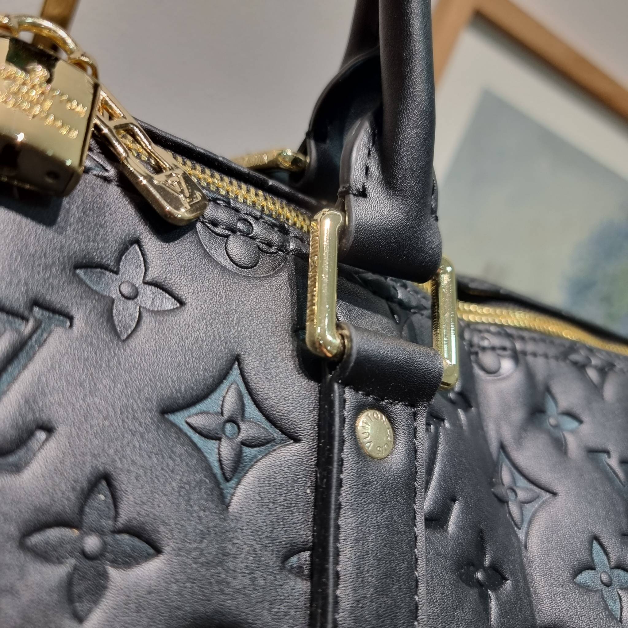 LV KEEPALL BANDOULIERE MONOGRAM LEATHER กระเป๋าเดินทางสุดคลาสสิค ทึ่ใครๆก็เฝ้ารอ ไอเท็มที่จะทำให้การเดินทางไม่ธรรมดาอีกต่อไป ด้วยดีเทลความเป็นเอกลักษณ์ เรียบแต่หรู วัสดุหนังวัวสัมผัสดี ปั๊มลวดลายโมโนแกรมรอบใบ เปิด-ปิดด้วยซิปแน่นหนา มีกุญแจล็อคได้ มีสายสะพ