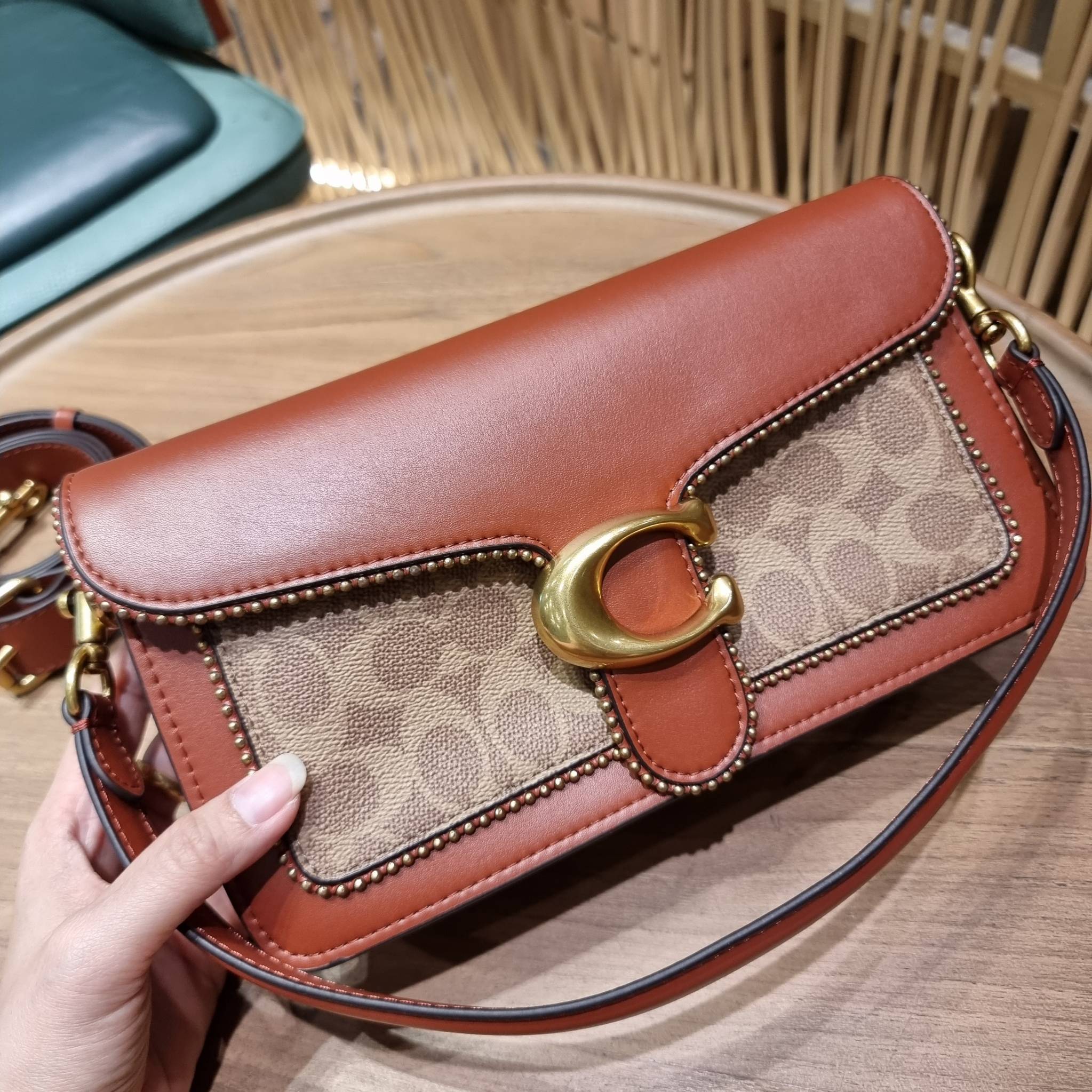 COACH TABBY SHOULDER BAG 26 IN SIGNATURE CANVAS WITH BEADCHAIN (6793,91215) กระเป๋าสะพายไหล่ ดีไซน์วินเทจย้อนยุค สวยคมชัด คลาสสิคใช้ได้ทุกลุค วัสดุหนังแท้สลับหนังแคนวาสเคลือบลาย เปิด-ปิดด้วยแม่เหล็กในตัว รับรองแน่นหนา ด้านหลังมีช่องแยก ภายในเป็นช่องโล่ง ข