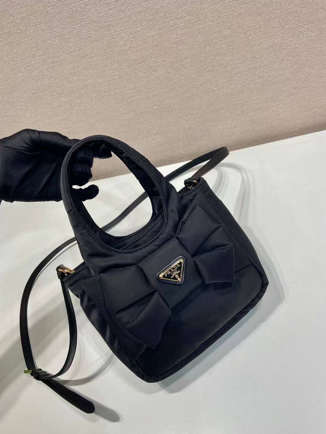 สลับแท้ New Prada Padded Re-Nylon mini-bag with bow(Ori)เทพ กระเป๋าถือพร้อมสายสะพาย ผ้าไนล่อนหนานุ่มเกรดแบรนด์ งานดีสุด ผ่านทุก ตม 🤍 เกรดสั่งตัด ท็อปวีไอพี สลับแท้ 1:1 ภาพถ่ายจากงานขายจริง ใช้งานต่างประเทศได้