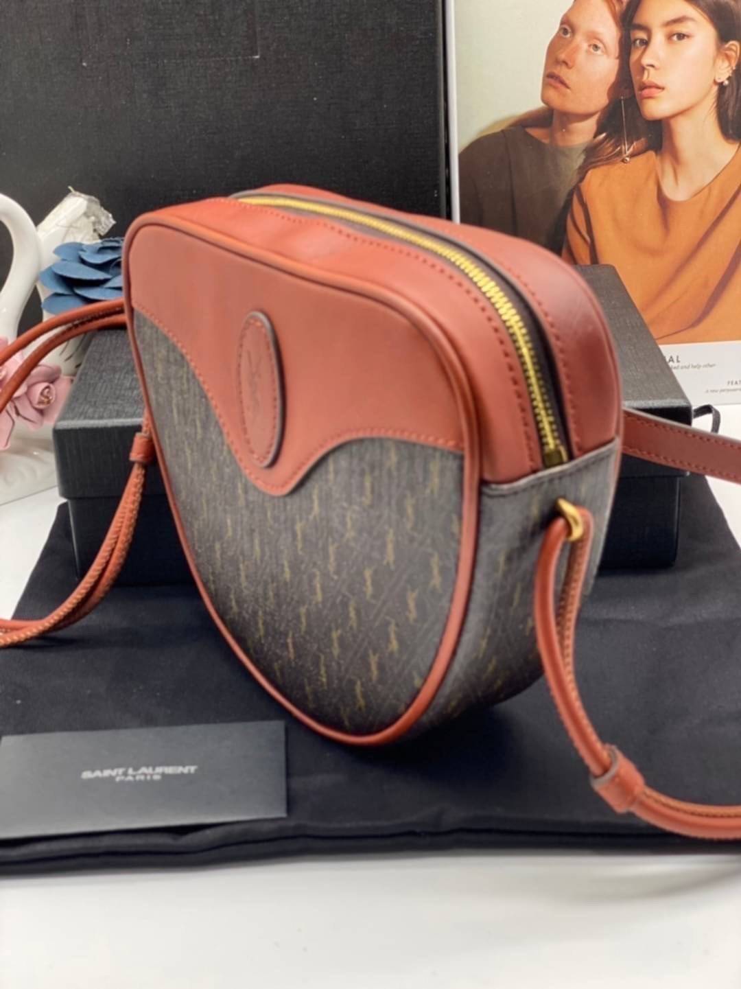 ORI SAINT LAURENT Leather-Trimmed Monogrammed Coated-Canvas Messenger Bag / YSL Messenger Bag เกรดออริจินอล หนังแท้ ใช้งานต่างประเทศได้ ภาพถ่ายจากงานขายจริง กระเป๋าสะพายสไตล์วินเทจ งานหนังแท้สวย โทนสีผู้ดีมากค่ะ ภายในโล่งจะสะพายไหล่ CROSSBODY ก็ดูดี สินค้