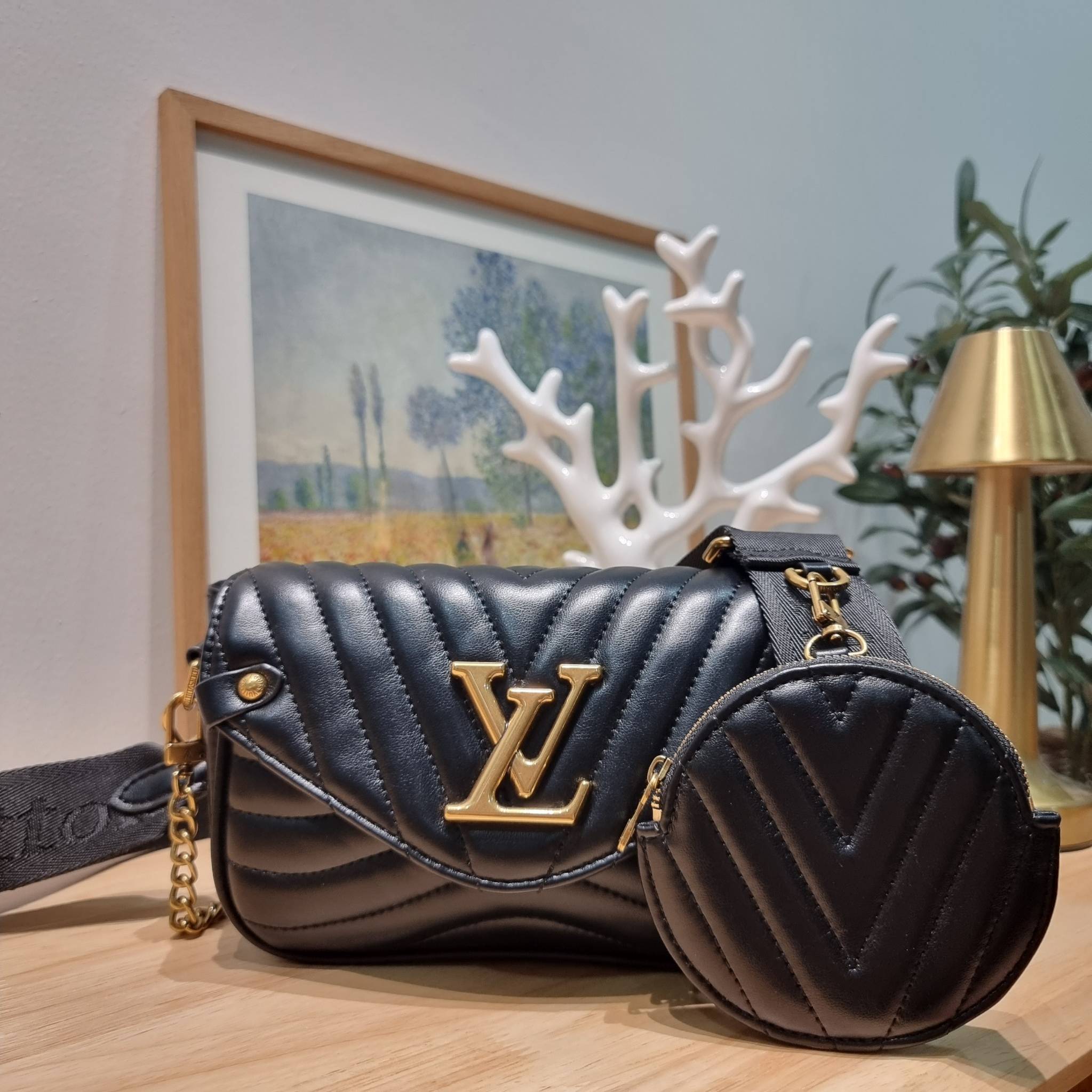 LV new wave pochette multi bag กระเป๋าสะพายมัลติฟังก์ชั่น มาพร้อม box set รับรองว่าดีงาม ลูกเล่นคลาสสิคผสานความวินเทจ มีสายสะพายให้ 2 เส้น และกระเป๋าใบลูก เล็กน่ารัก